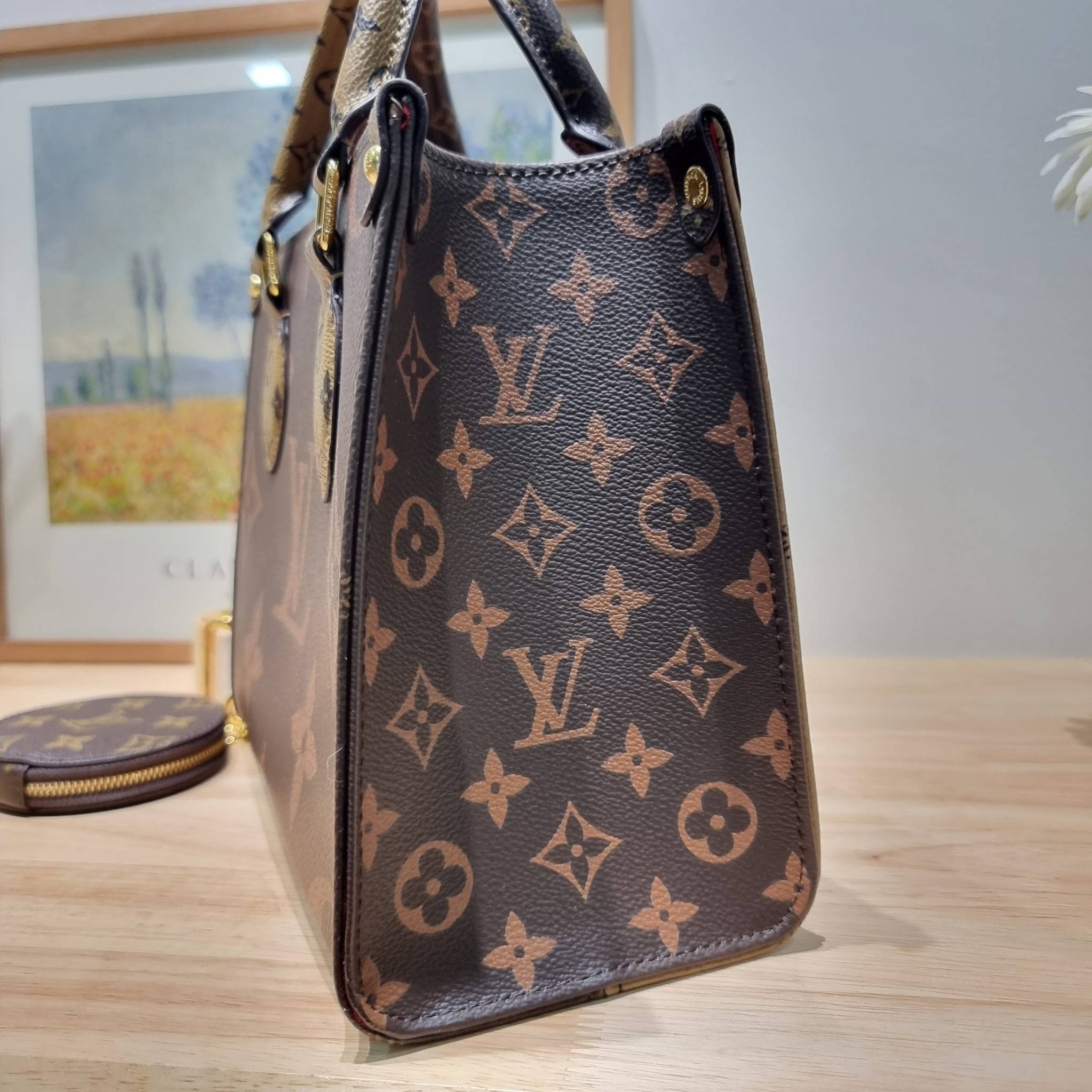 LV OnTheGo PM monogram tote bag / LV Tote Bag กระเป๋าทรงโท้ทที่ใครเห็นต้องเป็นคลั่งรัก ยอดฮิต คลาสสิค ผู้ดี หรูหราได้ทุกลุค ทุกสไตล์ มาพร้อมหูจับในตัว คล้องแขนก็ดูแพง หรือจะเกี่ยวสายครอสสะพายก็อัพลุคได้เลย