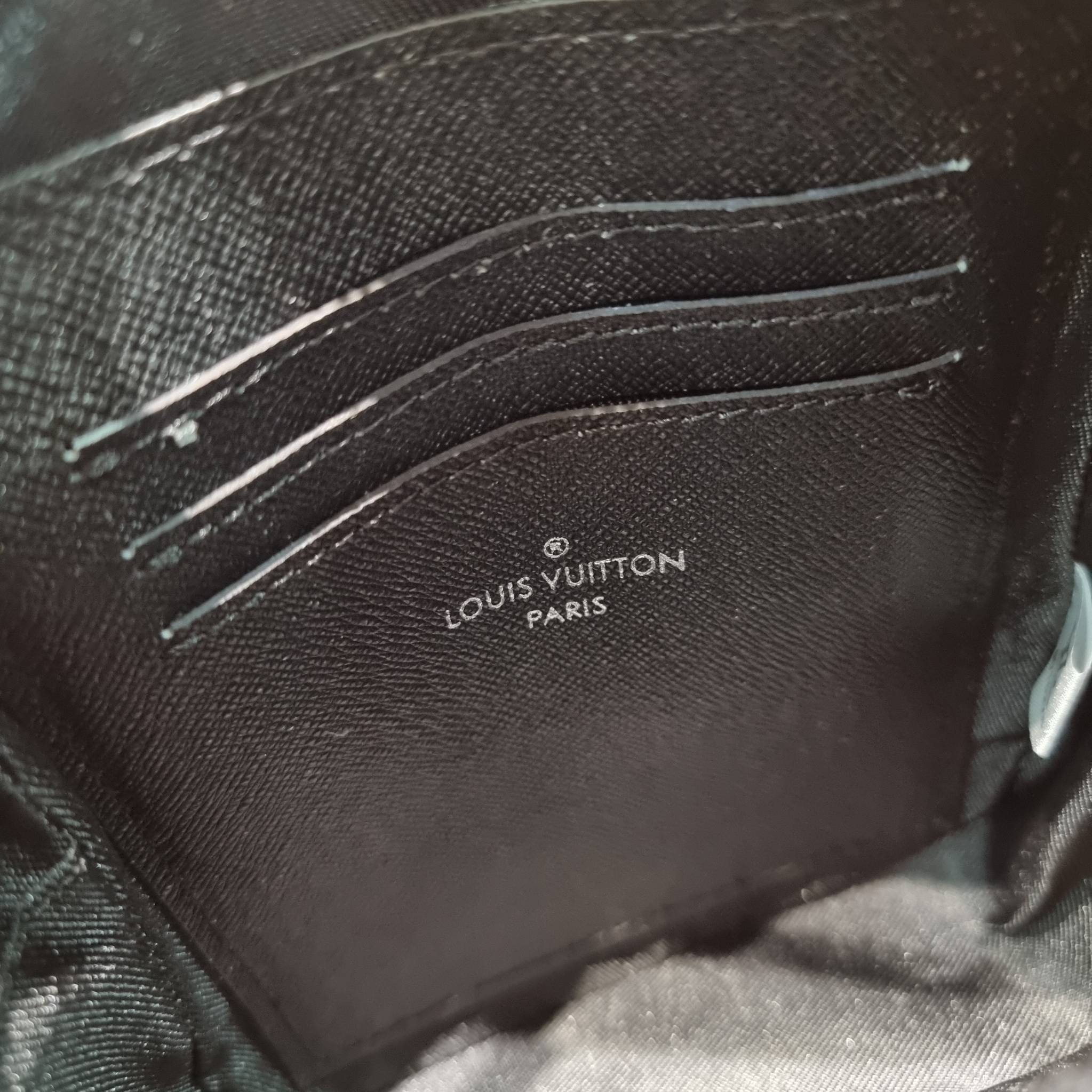 LV CHRISTOPHER กระเป๋าสะพายรูปทรงสปอร์ตสุดชิค LV crossbody wallet bag ใหม่ล่าสุด ได้ชิคๆเท่ๆก่อนใคร ไม่ต้องรอพรีฯ กับกระเป๋าสะพายข้างสำหรับหนุ่มๆ งานหรู ราคาดี วัสดุหนังแคนวาสคุณภาพดี ดีไซน์กะทัดรัด คล่องตัวแบบทูอินวันไปเลย เพราะใช้แทนกระเป๋าสตางค์ก็ได้ ส