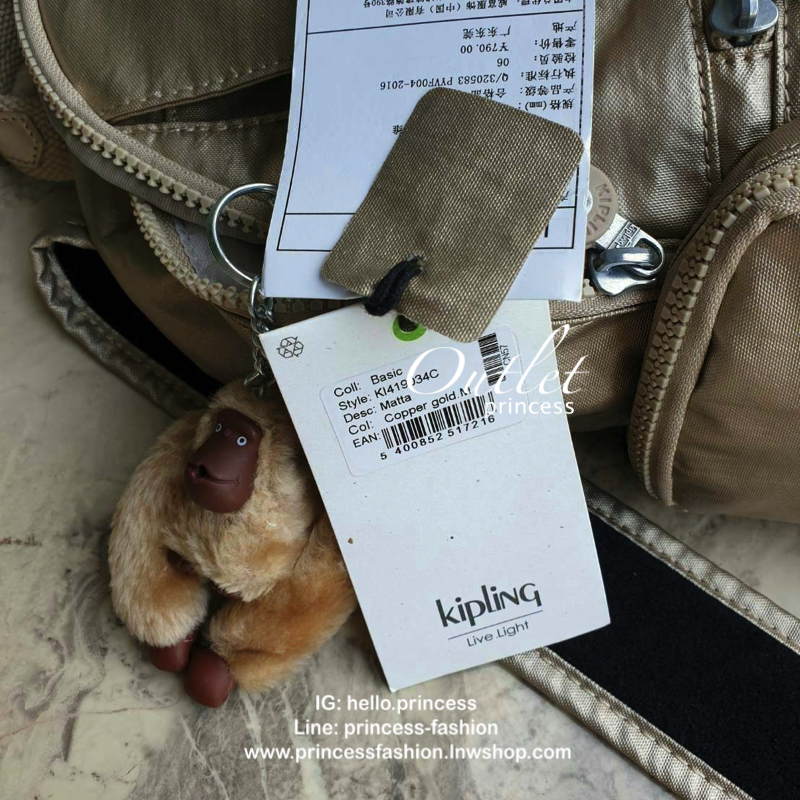 Kipling Matta Small Metallic Backpack รุ่น KI1490 คอลเลคชั่นใหม่ชนช้อป!!กระเป๋าเป้ขนาดกำลังดี วัสดุไนล่อนเคลือบกันน้ำ มีน้ำหนักเบา มีช่องเก็บของหลายช่อง แบ่งเป็นช่องด้านหน้า 2 ช่องและด้านข้างอีก 2 ช่อง ช่องใหญ่ปิดเปิดด้วยซิปคู่ภายในมีช่องซิป ช่องใส่ของจุก