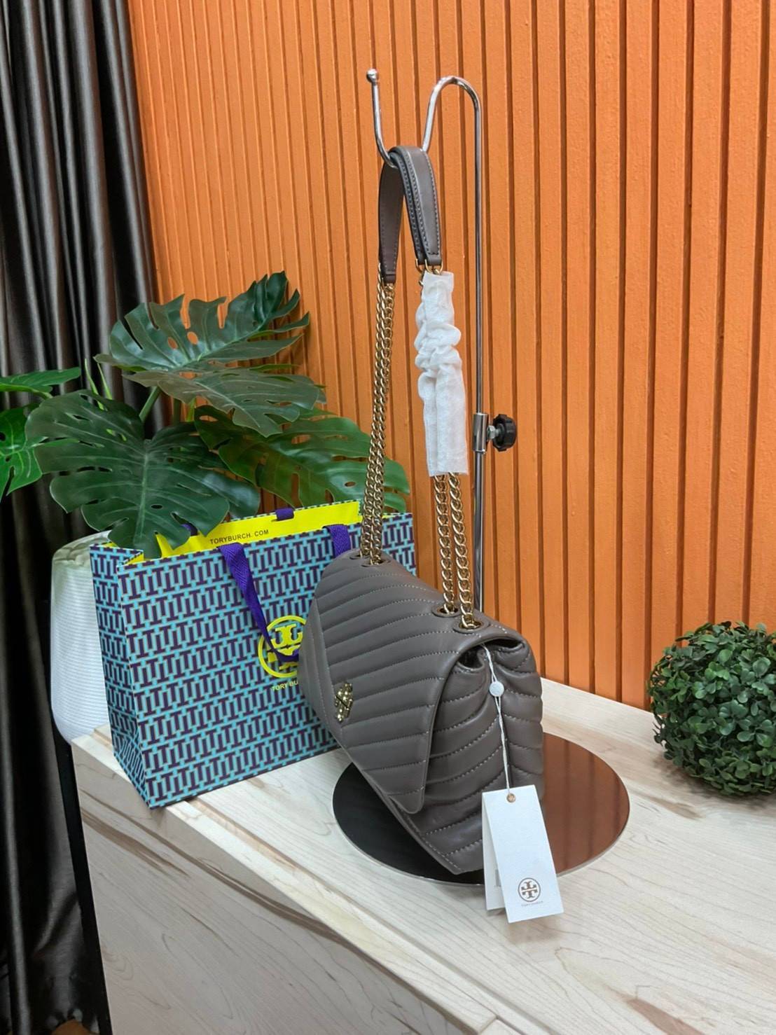 ของแท้ 💯% 】TORY BURCH KIRA CHEVRON CONVERTIBLE SHOULDER BAG รุ่น 58465 กระเป๋าสะพายไหล่ และ Crossbody วัสดุหนังแท้ สวยหรูดูแพง หนังสวย หนังหอม ผิวสัมผัสนุ่มมือมากๆ