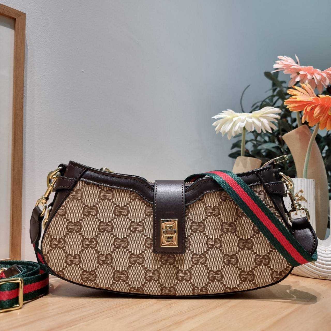 Gucci moon side mini shoulder bag สวยย้อนยุค y2k กำลังมาแรง กับอีกหนึ่งไอเท็มสุดจึ้ง ด้วยขนาดที่กำลังพอดี ดีไซน์คลาสสิคลัคชู ดูผู้ดี สวยแบบน้อยแต่มาก