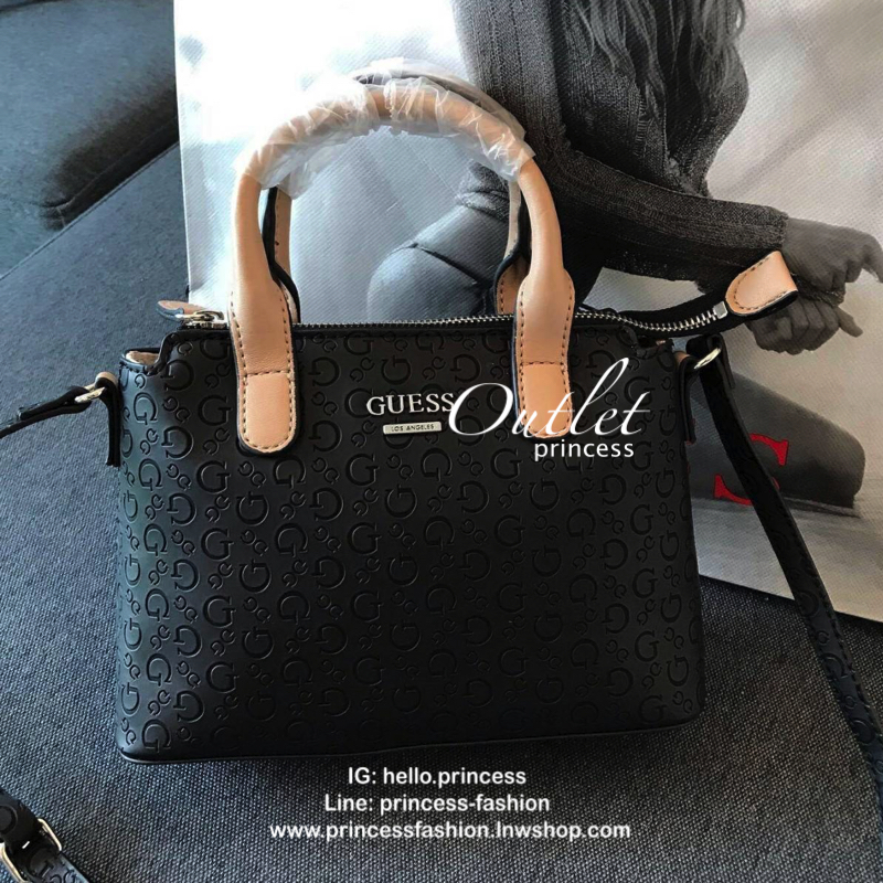 GUESS BALDWINPARK MINI BAG กระเป๋าถือหรือสะพาย วัสดุ Saffiano PU คุณภาพดี นิ่ม น้ำหนักเบา ด้านหน้าประดับด้วยโลโก้แบรนด์สวยหรู ตัวกระเป๋าลาย G ทั้งใบ เปิดปิดกระเป๋าด้วยซิปสะดวกใช้ ด้านในโล่งกว้างมีช่องสำหรับใส่ของหลายช่อง ใส่กระเป๋าสตางค์ใบกลางได้ ใส่Iphon