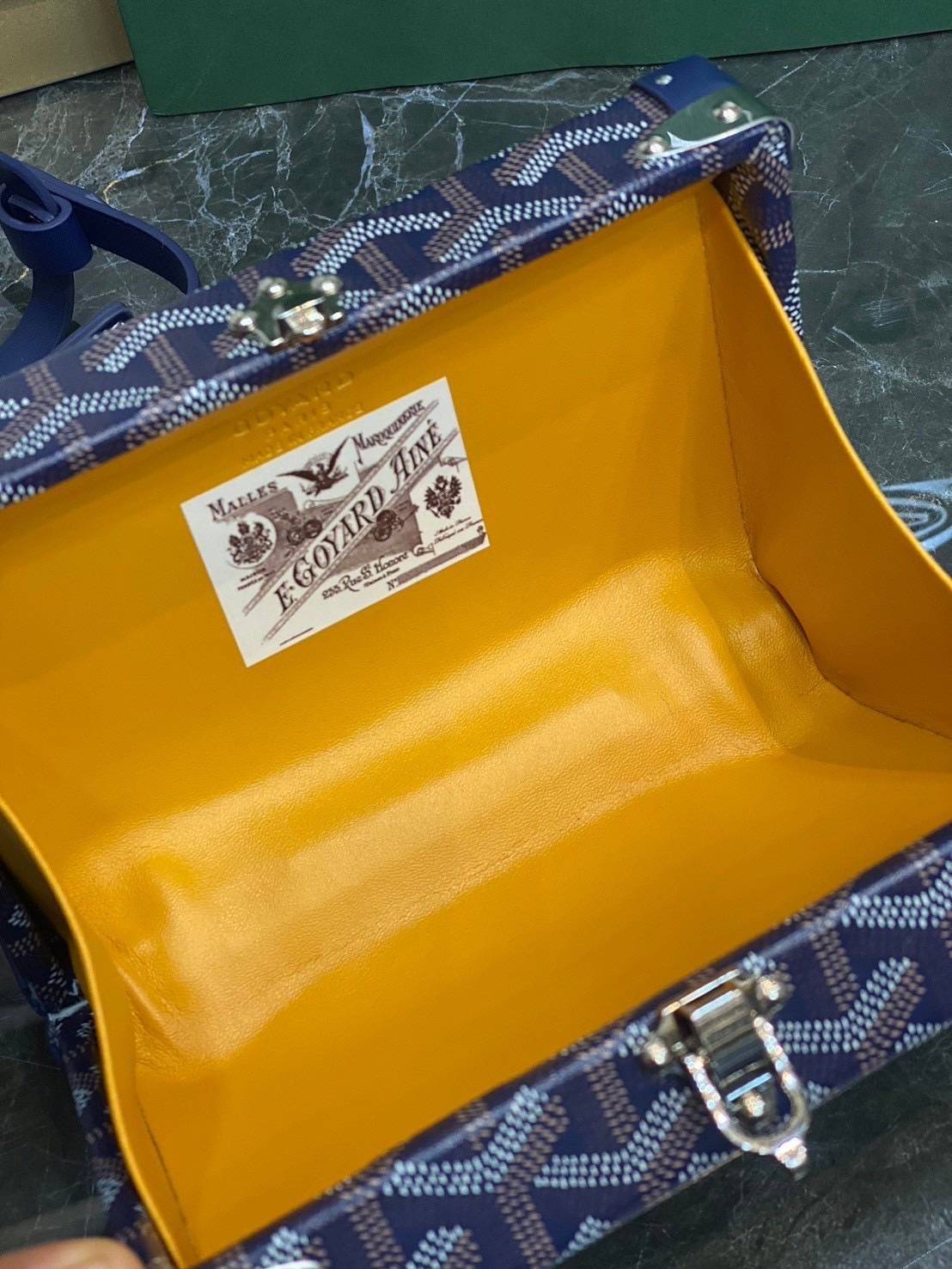 ORI หนังแท้ | Goyard Minaudière Trunk Bag กระเป๋าสะพายทรงแมสเซ็นเจอร์ เป็นคลัตช์ได้ในใบเดียว น้ำหนักเบา ทรงกล่องดีไซน์ใช้งานง่าย สวยหรู