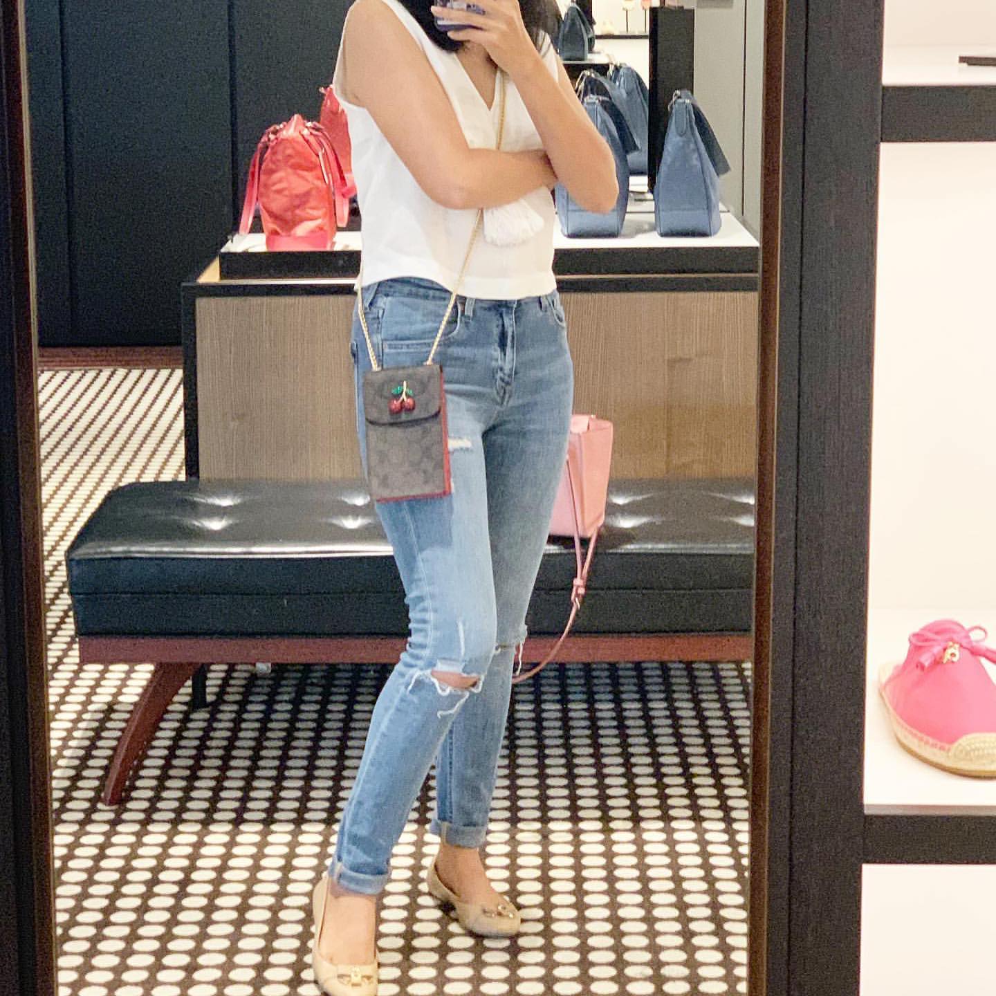 COACH PHONE CASE CROSSBODY BAG ((73486//76988//76357//39955//91046)) COACH NORTH/SOUTH CROSSBODY IN SIGNATURE CANVAS กระเป๋าใส่โทรศัพท์รุ่นนี้ มีความโดดเด่นทั้งดีไซน์และคุณสมบัติในการใช้งาน ด้วยลวดลายที่มีซิกเนเจอร์เป็นเอกลักษณ์แล้ว ด้านหลังยังมีช่องใส่กา