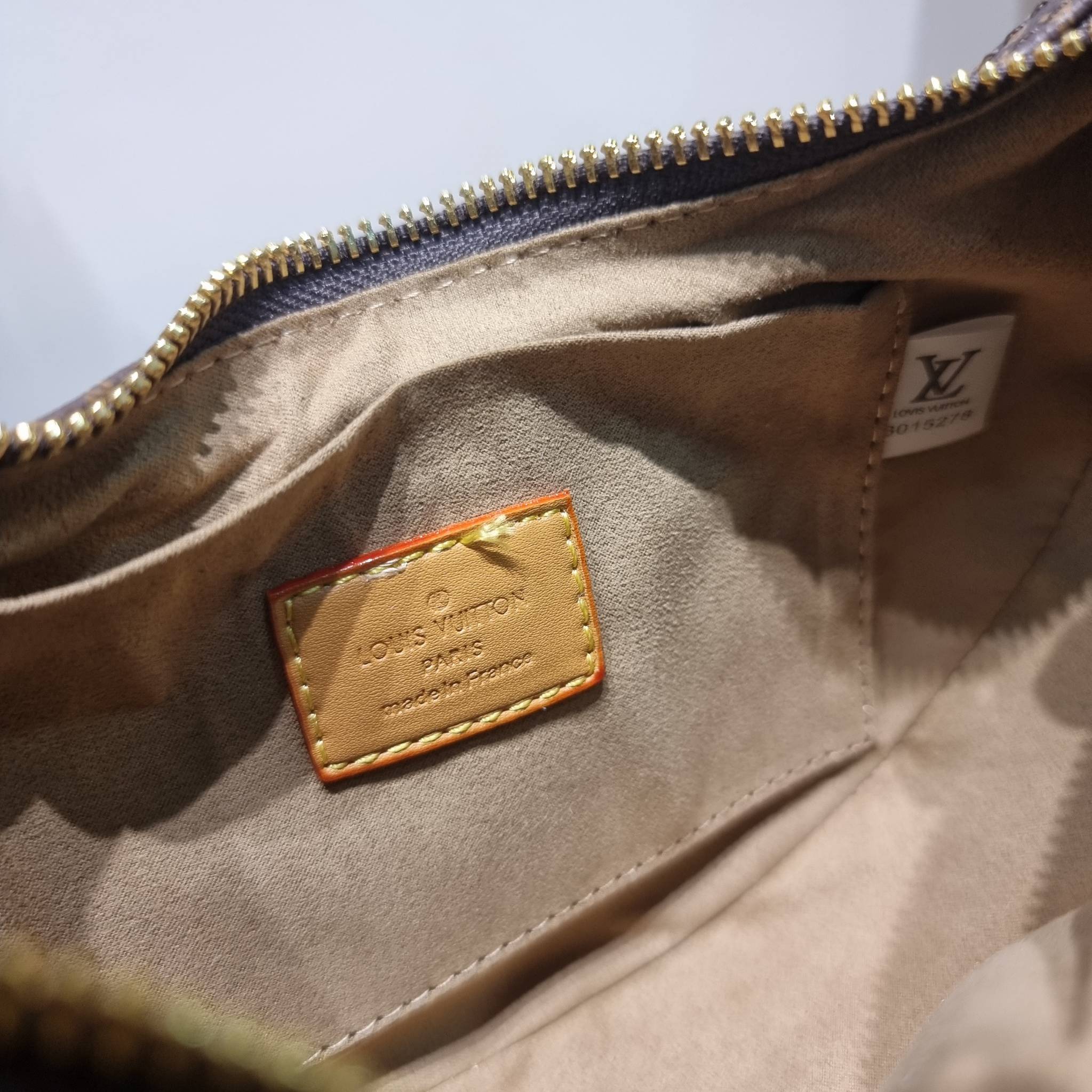 LV loop bag New in!! กับ box set ชวนสะสม ที่จับเอารุ่นยอดฮิต มามิกซ์รวมกับไอเท็มสุดคุ้มของมันต้องมี!! จัดเรียงให้อยู่ในกล่องสุดหรู ไม่ว่าจะตัวกระเป๋า กระเป๋าสตางค์ กระเป๋าจิ๋ว ใบไหนๆก็นำมาใช้งานได้จริง คุ้มค่ามากๆ แถมฟรี! ริบบิ้นลายลิมิเต็ด รวมรวบไว้ให้ได