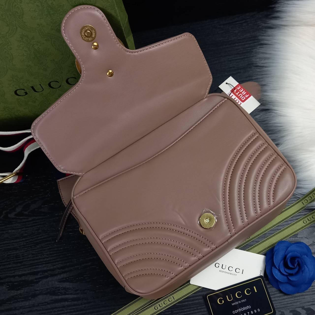 VIP GUCCI GG MARMONT TOP HANDLE SHOULDER BAG / BOLSA GG MATELASSE กระเป๋าถือ กระเป๋าสะพาย คอลเลคชั่นสุดหรู มาพร้อมสายสปอร์ตสะพายยาว สามารถปรับระดับได้ ถอดได้ เป็นอีกรุ่นที่โดดเด่นมากๆ การใช้งานคล้องตัวสุดๆ โดดเด่นด้วยโลโก้ GG ขนาดใหญ่เป็นเอกลักษณ์