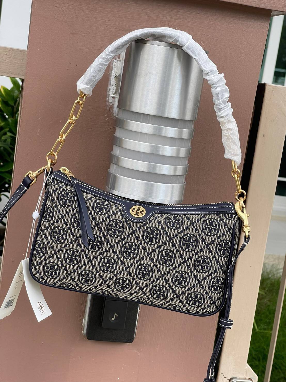 Tory burch T Monogram Jacquard Studio Bag กระเป๋า T Monogram Studio รูปทรงกระทัดรัด มาในสไตล์มินิมอลที่ถูกรังสรรค์อย่างปราณีตด้วยผ้าทอ jacquard เพื่อเฉลิมฉลองโลโก้กราฟฟิก ลวดลายสวยเด่น ดูสะดุดตา ใช้งานได้หลายรูปแบบ การแมทช์กระเป๋าให้เข้ากับการแต่งตัวทุกวั