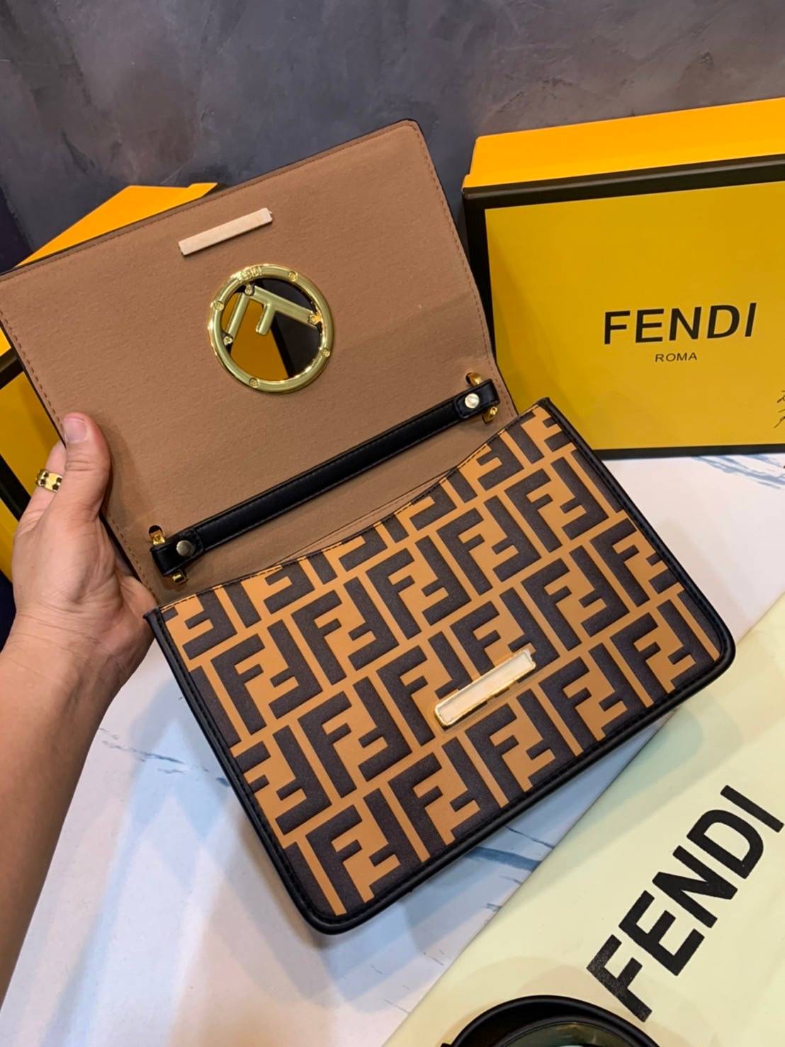 FENDI KAN leather bag เกรดออริจินอล ด้วยสีและลวดลายคลาสสิกตามแบบแบรนด์ เข้าได้กับสาวๆ ทุกสไตล์ บ่งบอกความเป็น FF ได้อย่างสมบูรณ์แบบ โทนสีแมตช์กับเสื้อผ้าได้ง่าย เสริมลุคสาวมั่นก็ลงตัว หรือเปลี่ยนมาติดสายสะพายยาวเพื่อสะพายคาดลำตัวก็ได้ความชิลและคล่องตัวไปอ