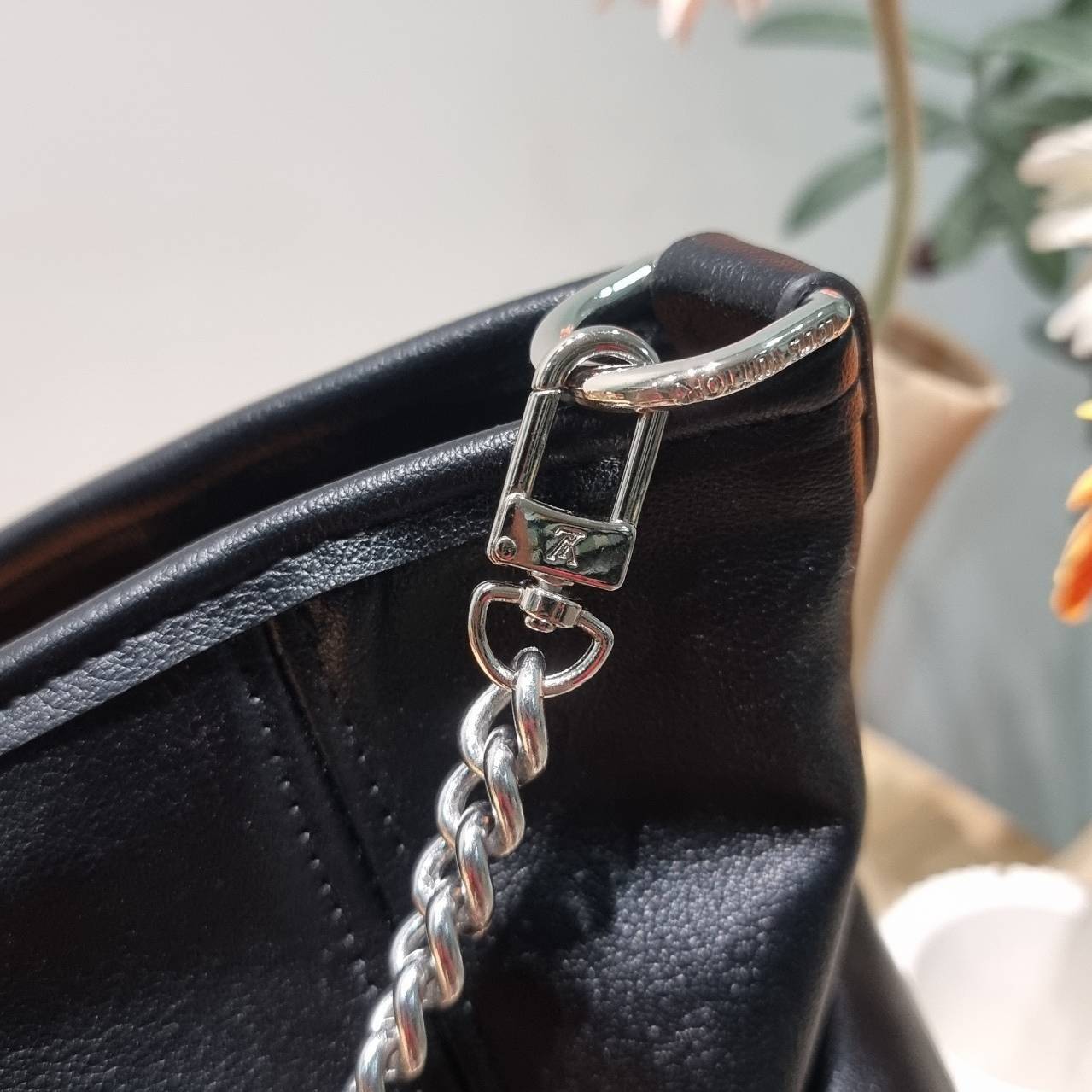 LV CARRYALL CARGO VIBE ใหม่ล่าสุด กระแสกระเป๋าไวบ์คาร์โก้มาแรงสุดๆ ดีไซน์สีดำคลาสสิค มีดีเทลลูกเล่นแซมลวดลายกิมมิค ทำให้กระเป๋าดูโก้และดูติดแกลมมาก เหมาะใช้ได้ทุกวัน