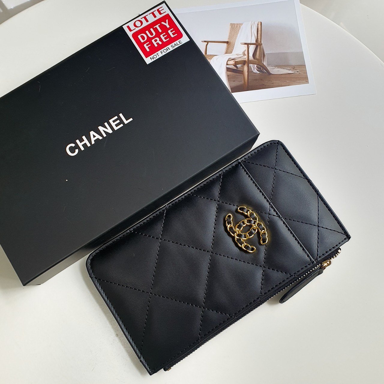 VIP 】รุ่นใหม่ล่าสุด 🎁 พร้อมส่งที่ไทยค่าา จุเงินได้เต็มกระเป๋า♡♡ แนะนำรุ่นนี้เลยคะ งานพรีเมี่ยมกิ้ฟท์จากเค้าเตอร์ต่างประเทศ กระเป๋าสตางค์ทรงสวย สะดุดตา หนังสัมผัสลายด้าน จากแบรนด์ CHANEL (GWP) ด้านหน้ามีโลโก้แบรนด์ CC สีทองหรู มีช่องซ