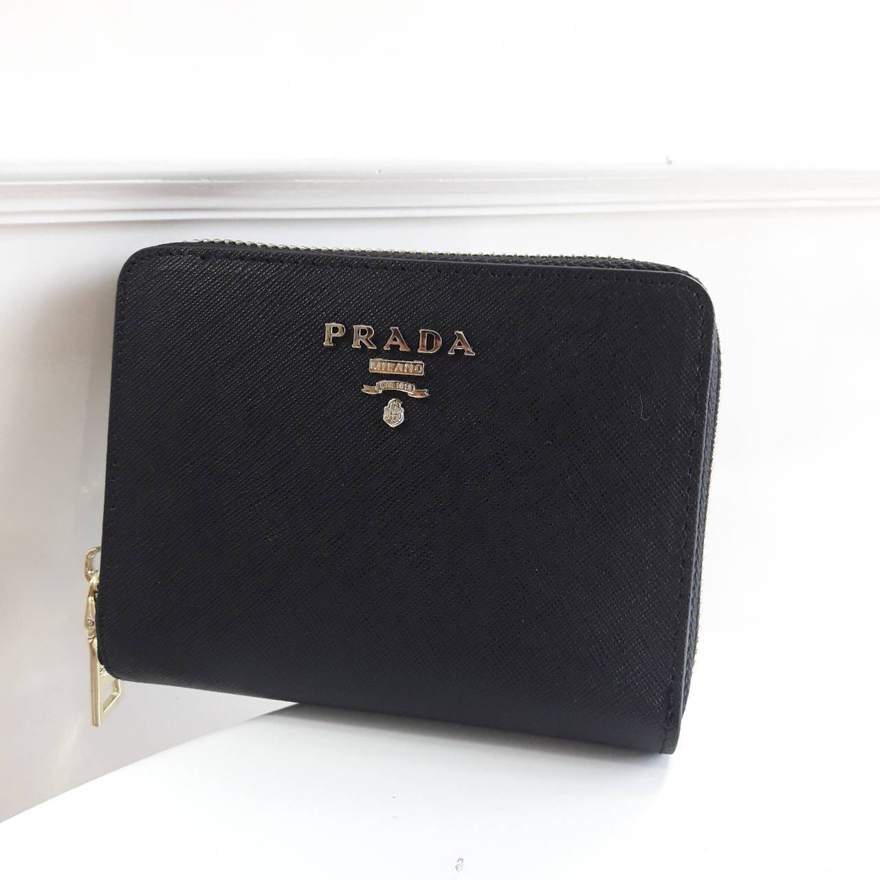 New Item! สำหรับสาวๆที่ชอบถือ **กระเป๋าสตางค์ใบเล็ก ขอแนะนำ Prada Short Saffiano wallet กระเป๋าสตางค์สั้น ขนาดกะทัดรัด เปิดปิดด้วยซิป อะไหล่ทอง ปั้มแบรนด์ ทั้งใบ **จุดเด่น มีช่องใส่รูปถ่าย ใส่บัตรได้หลายช่อง ด้านในมีช่องซิปแยกอีก1ช่องค้า อีกหนึ่งไอเท็มที่