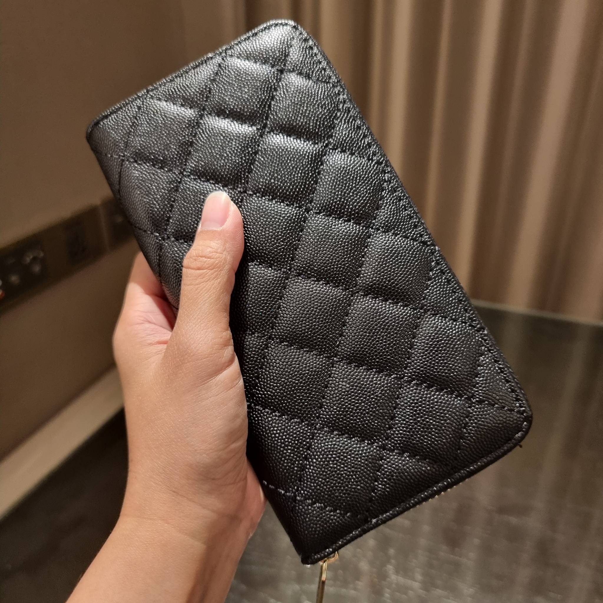 VIP 】กระเป๋าสตางค์ใบยาวรุ่นซิปรอบ สวยรับทรัพย์จาก Chanel วัสดุหนังลายคาร์เวีย ใช้แล้วขับผิวสุดๆ เปิด-ปิดด้วยซิปรูดรอบใบ ใช้งานง่าย ภายในกระเป๋ามีช่องใส่บัตรได้ ใส่ธนบัตรหรือเหรียญได้ มีช่องซิปแยกอีกหนึ่งช่อง ดีไซน์เรียบหรูแบบนี้ สาวๆห้ามพลาดกันน้า!! ซื้อใ