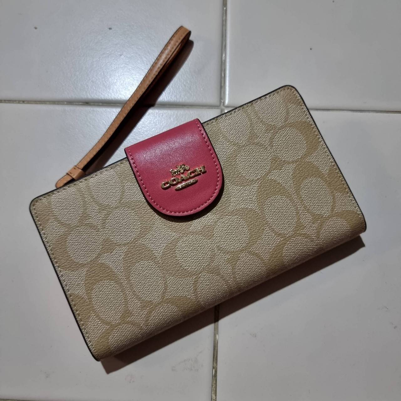 พร้อมส่ง 7 สี COACH C2874 TECH WALLET IN COLORBLOCK SIGNATURE CANVAS จัดให้สีใหม่ก่อนใคร!! ดีไซน์ใหม่ คอลเลคชั่นสวยหรู กระเป๋าสตางค์พร้อมสายคล้องมือ ง่ายต่อชีวิตมากจ้า!! มันดีอะไรเบอร์นี้ ใส่ได้ทั้งบัตร และโทรศัพท์ก็ใส่ได้ทุกรุ่น แถมยังมีช่องซิปแยกไปอีก ช
