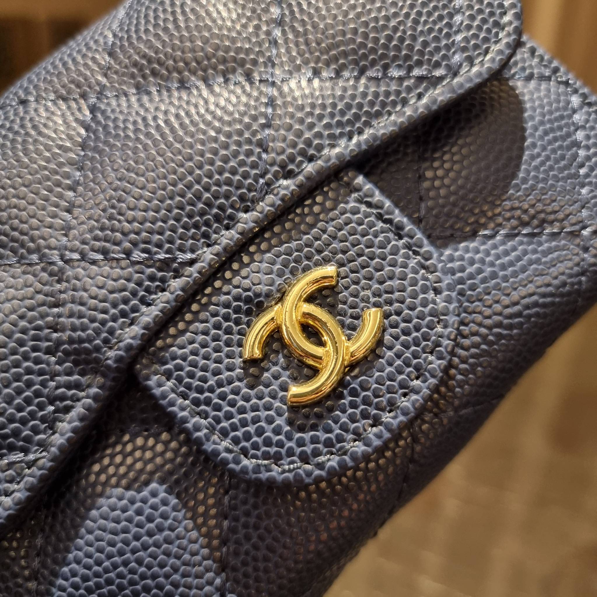 VIP 】มาแล้วจ้า!! รุ่นแนะนำ!! ฮิตติดใจสาวๆ!! กระเป๋าสตางค์ใบสั้นรุ่นฝาพับ จาก Chanel premium for gift เรียบหรู ดูไฮน์ วัสดุหนังสังเคราะห์ลายคาร์เวีย ด้านในเป็นหนังซาฟเฟียโน่ เปิด-ปิดด้วยกระดุมแม่เหล็ก ภายในกระเป๋ามีช่องใส่บัตร ใส่ธนบัตรได้ ดีไซน์เรียบหรูตา