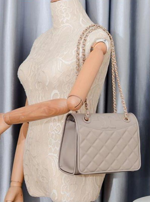 Tory Burch Savannah Convertible Shoulder Bag สาว ๆ ลุคสาวๆไม่ควรพลาด Collection นี้เลยนะคะ เป็นรุ่นที่ตอบโจทย์และครองใจสาว ๆ ได้อย่างแท้จริง เนื่องจากมีดีไซน์เรียบหรู โดยทางแบรนด์ได้ใช้เทคนิคการเย็บบนหนังเป็นลายเส้น (Chevron) ทำให้กระเป๋าดูมีราคามากยิ่งขึ