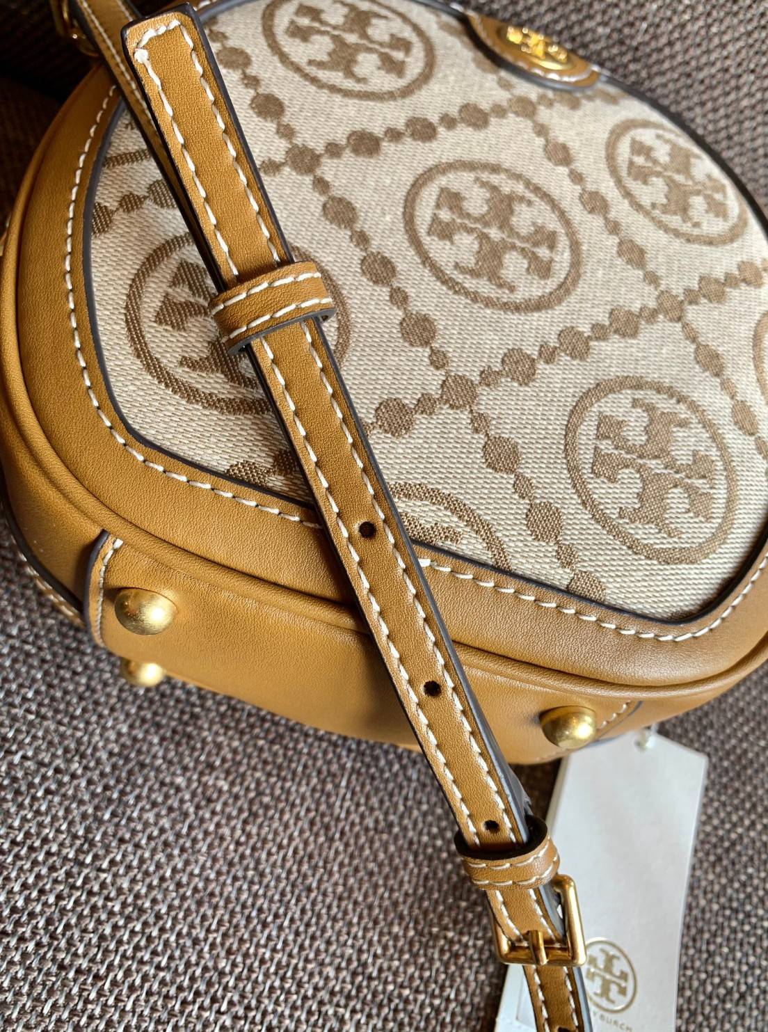 TORY BURCH T MONOGRAM JACQUARD CIRCLE BAG ((Large size)) พร้อมส่งที่ไทย สวยก่อนใครที่นี่! กระเป๋าจาก Tory burch รุ่นนี้มาในสไตล์ทรงวงกลม สุดคลาสสิค ดูคล่องตัวมากขึ้น วัสดุJacquardทอลายแบรนด์+ขอบหนังแท้ ได้ลงตัวสวยงามอยู่เหมือนเดิมค่ะ