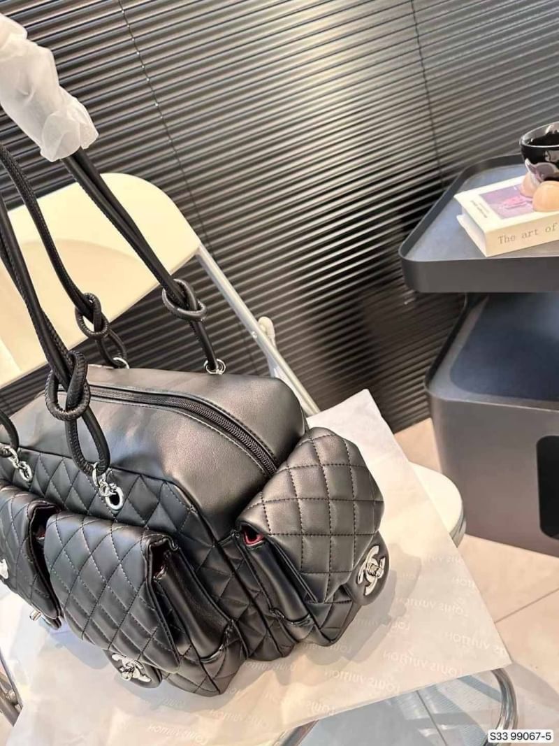 CHANEL Cambon Reporter Handbag ใหม่ล่าสุด กับกระเป๋าสะพายรูปทรงใหม่ มาพร้อมช่องใส่ของหลากหลายมุม แยกสัดส่วนใช้งานง่าย โดดเด่นด้วยโลโก้สีขาวตกแต่งด้านหน้า