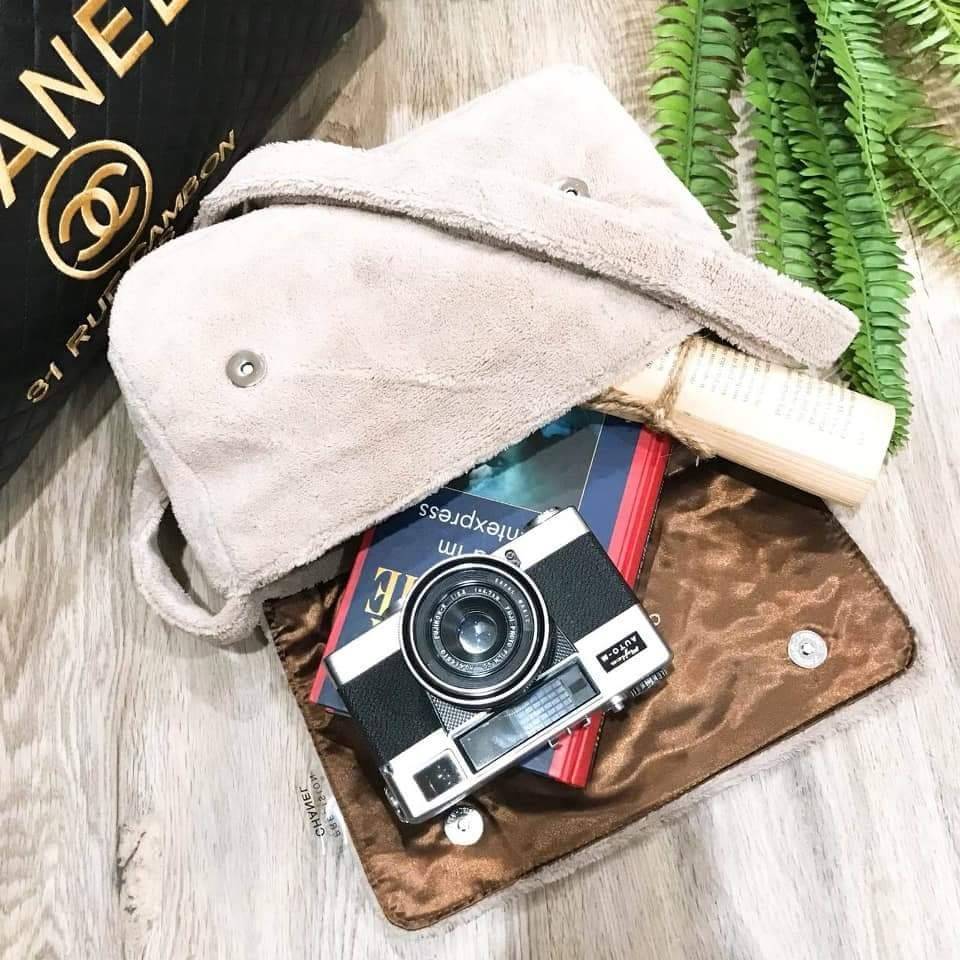 Chanel Beaute Crossbody Bag กระเป๋าสะพาย VIP. GIFT ของแท้ จาก Chanel Cosmetic วัสดุขนวูฟสีดำหนานุ่ม ตัดโลโก้แบรนด์หนังแก้วสวยโดดเด่น น้ำหนักเบา เปิดปิดด้วยฝาปิดกระดุมแม่เหล็ก ใบใหญ่กำลังดี ใส่ iPad, กระเป๋าสตางค์ใบยาว, และของจุกจิกได้เยอะ มาพร้อมสายยาวเลื