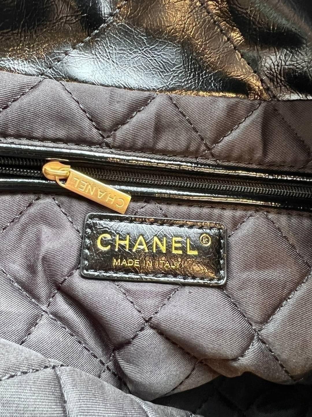 CHANEL 22 LEATHER HANDBAG พร้อมส่ง 2 สี ทรงยอดฮิตในปี 2023 กระเป๋าหิ้วหรือคล้องไหล่ได้ หนังอย่างดี หนังนิ่มมากๆ ยืดยุ่นได้ดีมีความทนทาน **ราคาพิเศษสุดคุ้ม งานสวยเกินราคา