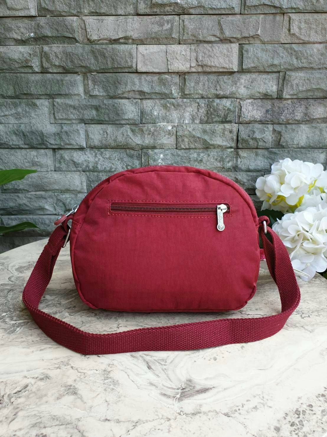 Kipling nylon shoulder bag รุ่น ( K15313 ) >>พร้อมส่งค่ะกระเป๋าสะพายข้างรุ่นใหม่ล่าสุด วัสดุไนล่อน กันน้ำ บุด้วยนวมที่ฐานกระเป๋าเพิ่มความนุ่ม >>รูปทรงสวย ขนาดกระทัดรัด มีช่องกระเป๋าด้านหน้าใส่ของจุกจิกหนึ่งช่อง >>มีช่องซิปหลักนะค่ะ ด้านใ