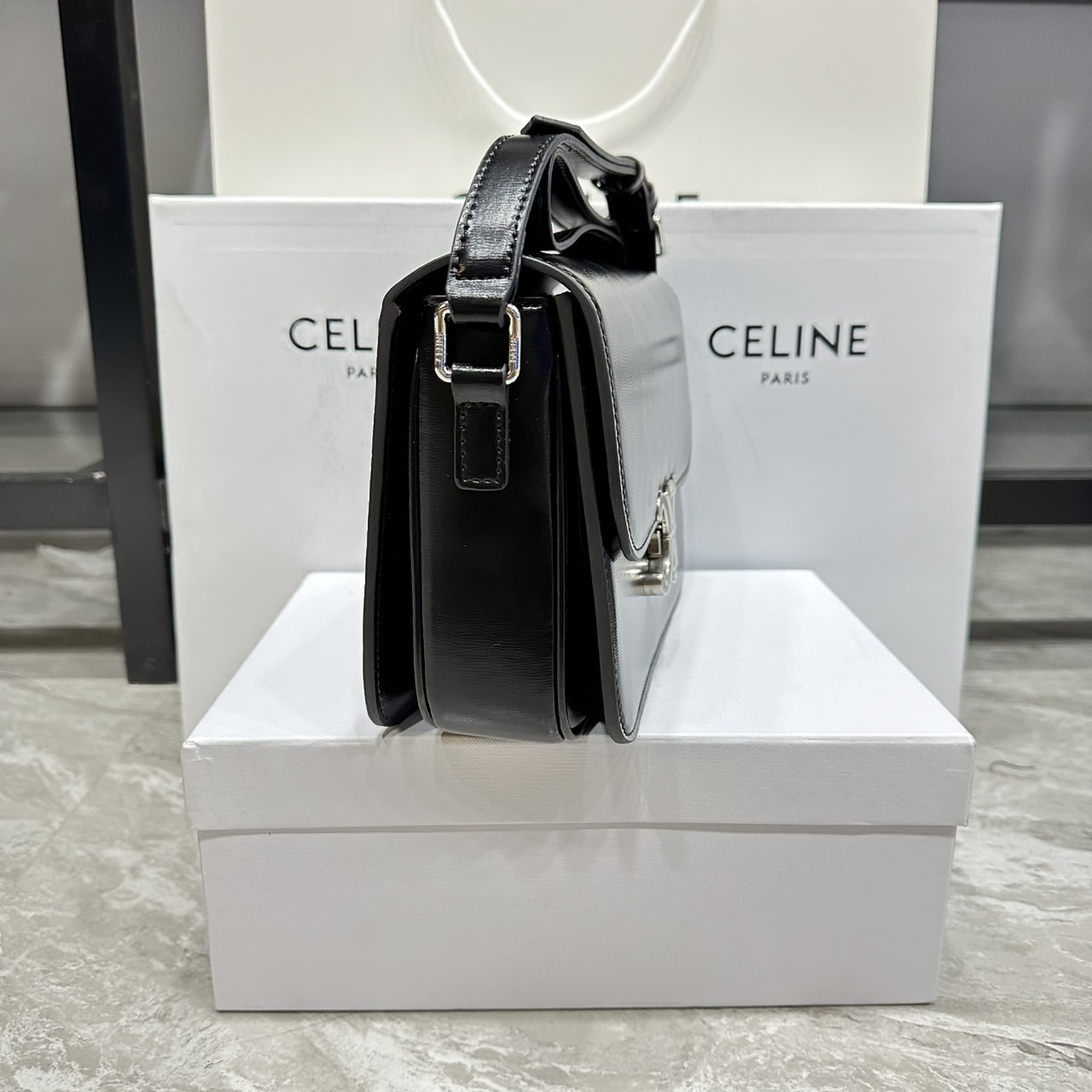 ORI หนังแท้ | 9" CELINE CLASSIQUE TRIOMPHE bag in natural leather กระเป๋าสะพายรุ่นยอดนิยม ด้วยรูปทรงสี่เหลี่ยมผืนผ้า ดีไซน์คล่องตัวถ่ายทอดให้เห็นถึงแก่นแท้ของสไตล์