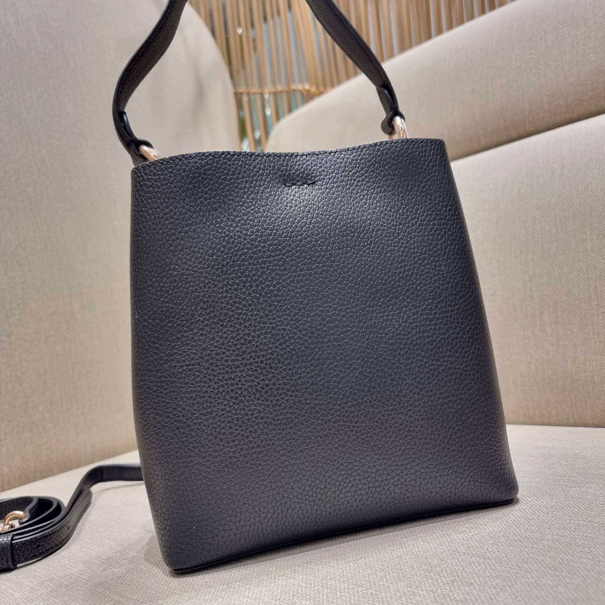 COACH 1011 SMALL TOWN BUCKET BAG รุ่นยอดนิยมใบเล็ก กระเป๋าทรงบัคเก็ต สีคลาสสิคเรียบหรู ตัดกับโลโก้สีทองดูโดดเด่น วัสดุหนัง pepble สวยคมทุกมุมจริงๆ!! เปิด-ปิดด้วยกระดุมแม่เหล็กทั้ง 2 ฝั่ง ภายในเป็นช่องโล่ง มาพร้อมสายสะพายปรับได้ตามตัว ขนาดใบนี้กำลังสวย สะพ