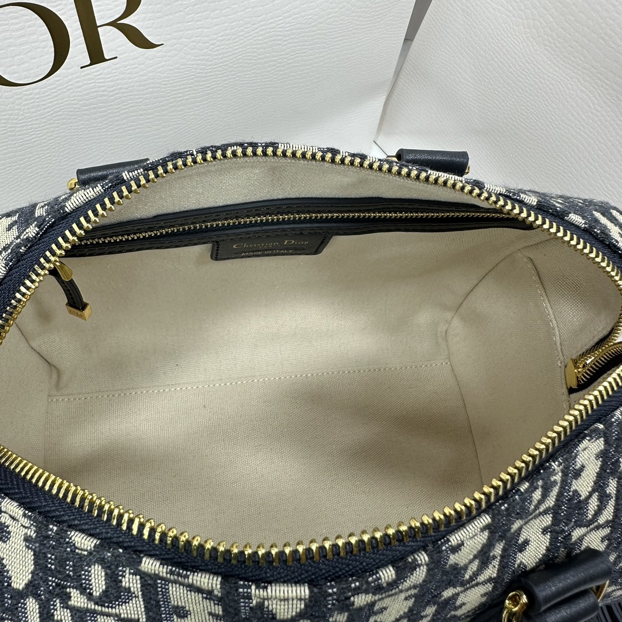 DIOR Groove 25 Bag / Dior Keepall Macrocannage Leather / Oblique Jacquard กระเป๋าสะพายทรงบอสตัน Keepall ทันสมัยและสง่างาม ใช้งานได้ทั้งแบบสะพายไหล่หรือสะพายแบบครอสบอดี้ เหมาะเป็นไอเทมคู่ใจในชีวิตประจำวัน เกรดออริ 1:1