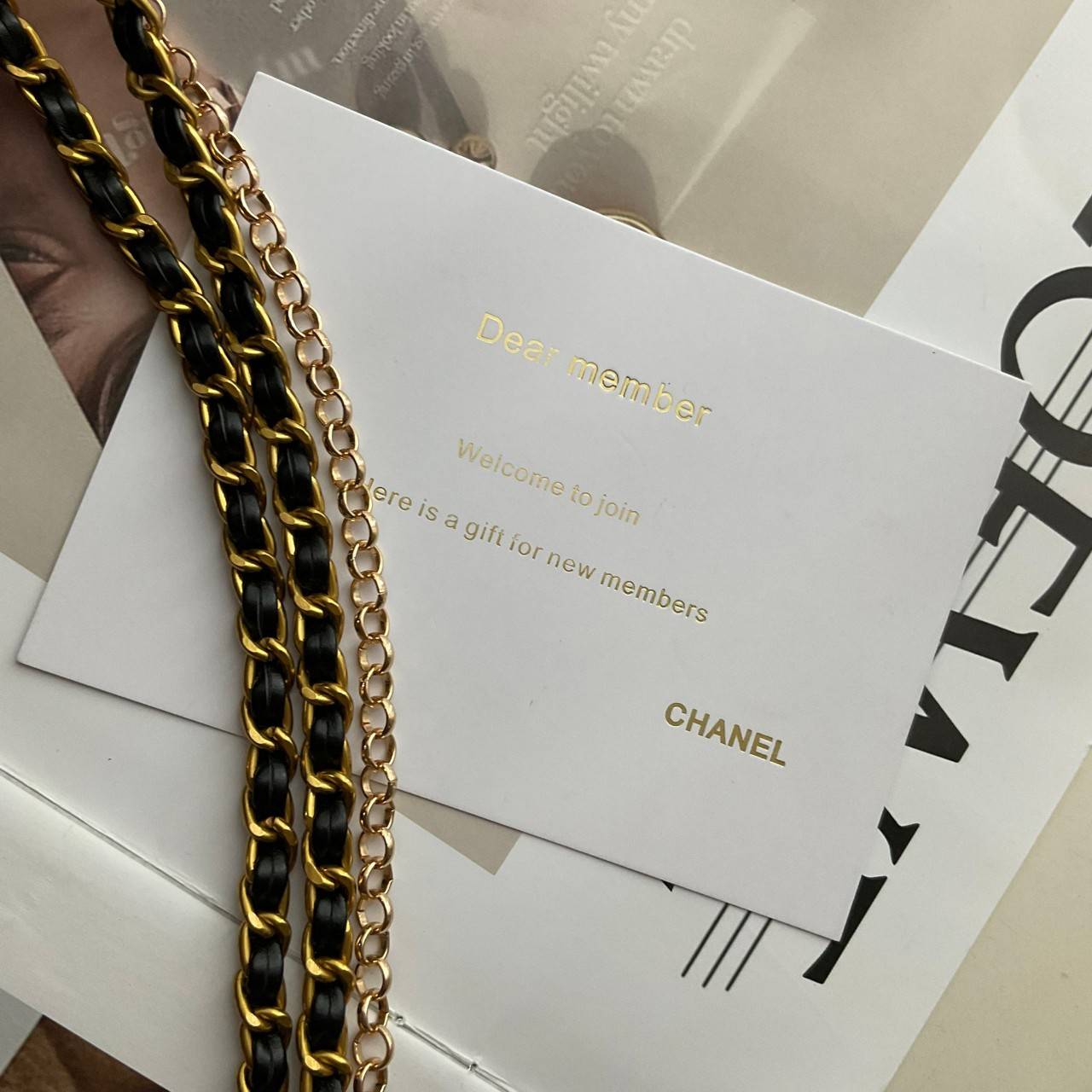 CHANEL VIP GIFT CROSSBODY CHAIN BAG กระเป๋าทรงสะพายข้าง ที่กำลังมาแรงมาในตอนนี้ ตัวกระเป๋าเป็นกระเป๋าสตางค์หนังพียูพรีเมี่ยม อะไหล่ทองทั้งใบ ด้านหน้าประดับโลโก้พร้อมมุก CC สุดหรู เปิดปิดด้วยตัวหมุนล็อค ใส่กระเป๋าสตางค์ยาวได้ รุ่นนี้พกของได้เยอะในระดับนึงเ