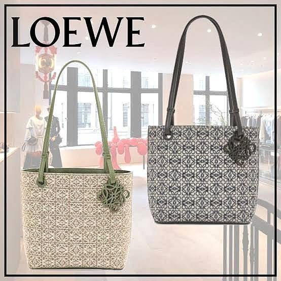LOEWE ANAGRAM TOTE BAG VIP ไอเท็มใหม่! ดีไซน์สวยคงเอกลักษณ์ด้วยวัสดุ Anagram Canvas Jacquard Fabric ผสมผสานหนังแท้ Calfskin ลงตัวสุดคลาสสิค ขนาดกำลังดี น้ำหนักเบา ใส่เอกสาร A4 Notebook ipad ของใช้ได้เยอะ หูหิ้วหนังจับแข็งแรง สะพายไหล่ได้ พร้อมส่งที่ไทยสุด