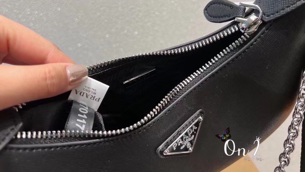 Prada Re-Edition 2005 Saffiano leather bag / PRADA COLLECTION SS22 🔥 HOTS ITEM มาเเรงสุดตอนนี้ น่ารักมากๆ สีพาสเทล สีสายฝอ มาแบบจัดเต็มมาก ถือเกร๋ๆคาเฟ่ต้องลงเเล้วล่ะเเม่ หรูหราเลยค่า ปังสุดดด