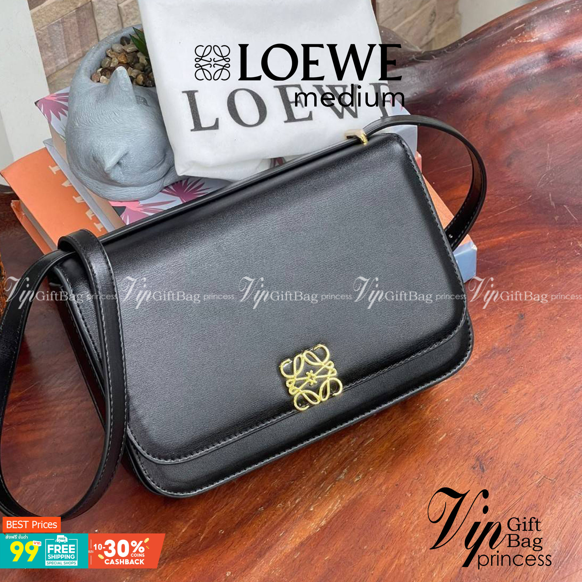 Medium : LOEWE Goya anagram leather shoulder bag กระเป๋าทรง GOYA รูปทรงกล่องอันคลาสสิกที่มาพร้อมรายละเอียดอันน่าค้นหา พร้อมด้วยโครงสร้างที่เปี่ยมไปด้วยสเน่ห์น่าค้นหา มีช่องใส่ของขนาดกว้างและเป็นทรงทำให้การจัดการสิ่งของต่างๆ ของสาวๆ นั้นง่ายดายมากยิ่งขึ้น 
