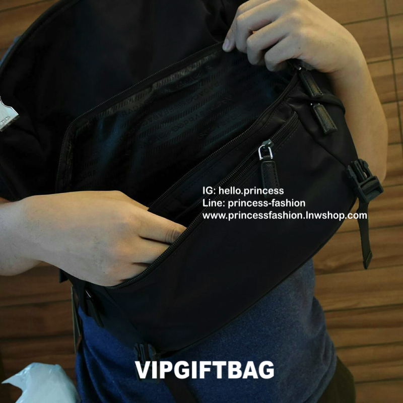 PRADA VIP GIFT NYLON CROSSBODY BAG สำหรับท่านผู้ชาย กับกระเป๋าสะพายข้าง ทรงสวย ใบใหญ่ วัสดุผ้า nylon คุณภาพดี กันน้ำ100% มาพร้อมป้ายโลโก้แบรนด์โลหะ ตอบโจทย์ทุกไลฟ์สไตล์ ตัวกระเป๋าอะไหล่เงินมีช่องซิปด้านนอก2ช่อง ด้านในมีช่องซิป และช่องใส่ของหลายช่องใส่ของไ