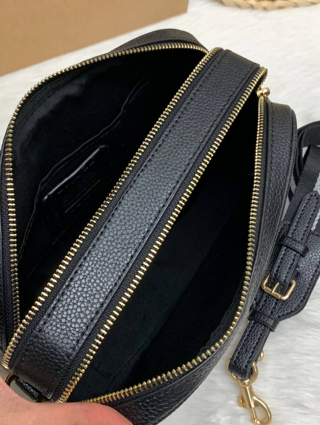 COACH JES CROSSBODY WITH HORSE AND CARRIAGE PRINT ((91109)) กระเป๋าสะพายครอสบอดี้ร์ หนังแท้นิ่ม ลายปริ้นรถม้าทั้งใบสวยงามมากๆค่ะ กระเป๋าแบ่งเป็น2ช่องซิปหลัก ช่องกว้างสามารถใส่กระเป๋าเงินใบยาวได้;ของจำเป็นได้ครบเลยค่ะ;มีช่องให้ใส่ของจุกจิก;พร้อมช่องโล่งด้า