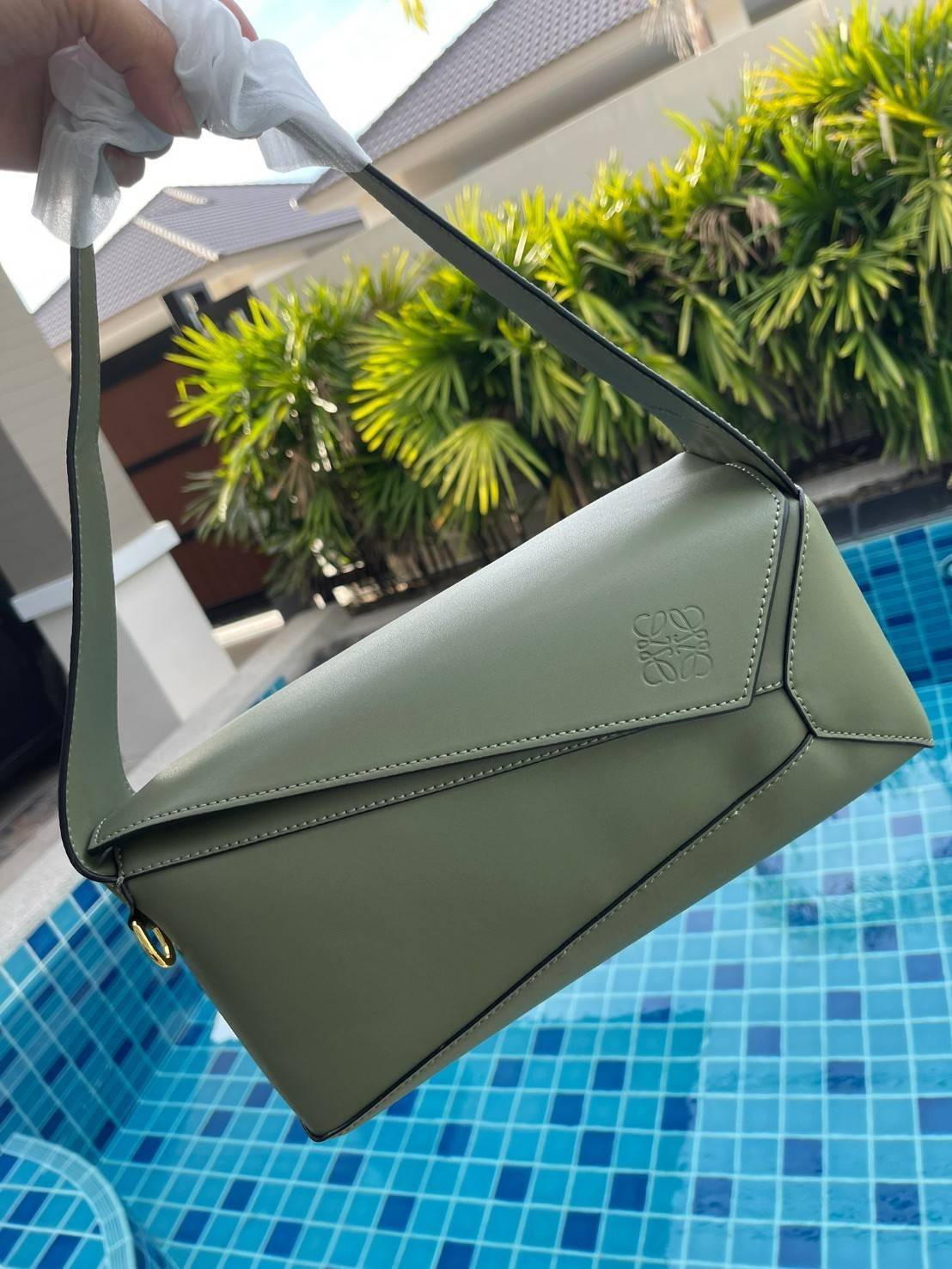 Loewe Puzzle Hobo bag กระเป๋ารุ่น Puzzle มีความพิเศษในหลายด้าน ไม่ว่าจะเป็นรูปทรงที่แปลกใหม่ มินิมอลด้วยโลโก้อนาแกรมแบบประทับ ดูหรู เป็นกระเป๋า Unisex ที่ไม่ว่าคุณจะเป็นผู้หญิงหรือผู้ชายก็ใช้งานได้ ลายกระเป๋าได้มาจากการนำหนังมาเย็บต่อกันทั้งหมด ถึงแม้ว่าข