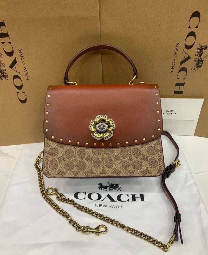 Coach Parker Top Handle In Signature Canvas With Rivet สินค้าใหม่ทรงน่ารัก ใช้แล้วดูแพงมากกก มีช่องใส่ขนาดกว้าง ใส่ของได้จำนวนมาก แถมยังสามารถถือเก๋ๆ แบบคุณนาย หรือสะพายเป็น crossbody ก็ได้ โดดเด่นด้วยลายsignature coach ใครยังไม่มีห้ามพลาดดดเลยนะ ของสวยจร