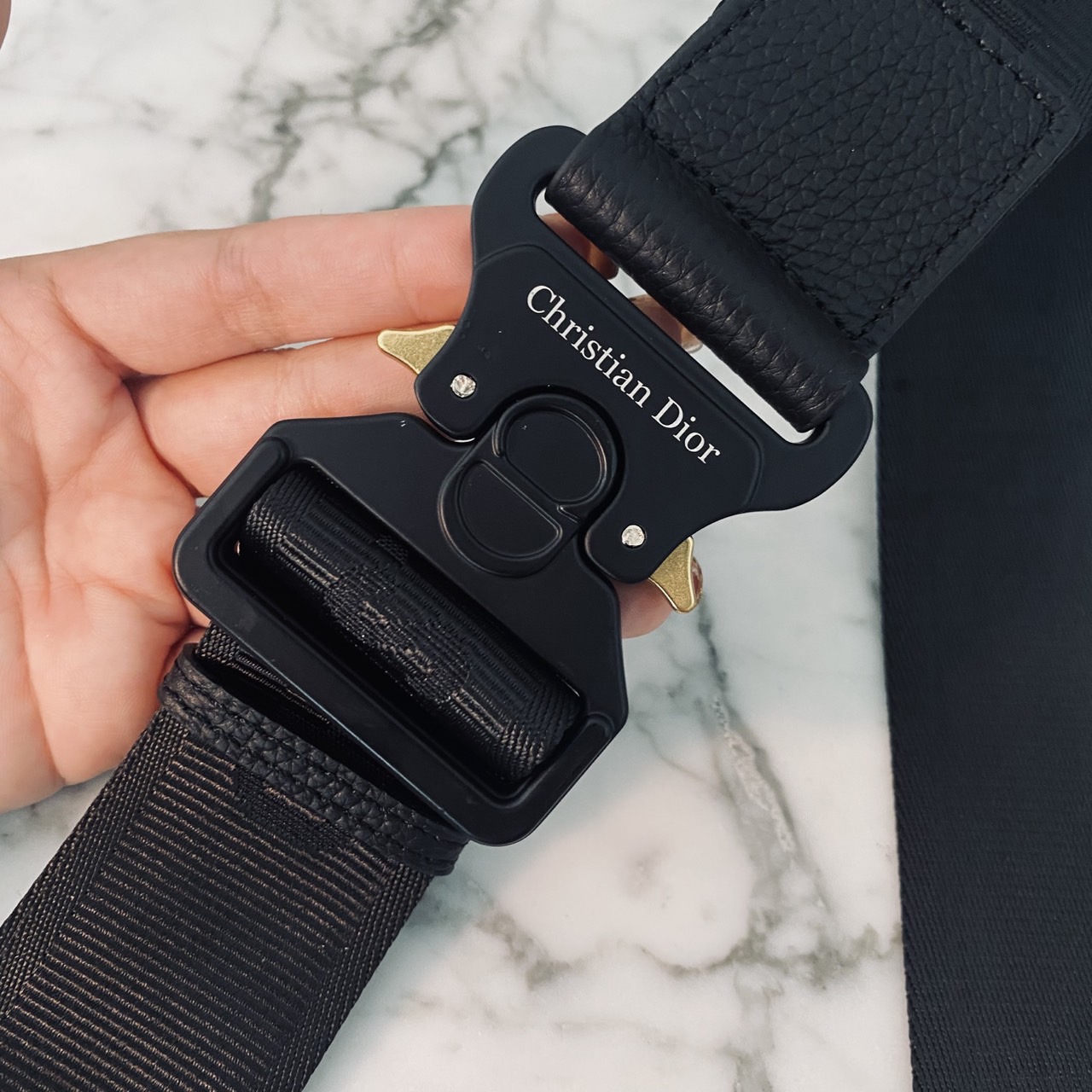 DIOR Saddle bag Oblique jacquard fabric in beige and black กระเป๋าคาดอกดิออร์ รุ่นยอดนิยมที่หนุ่มๆ ใช้งานได้แบบคุ้มๆ ดีไซส์สวยคมเรียบหรูตามแบบฉบับแบรนด์