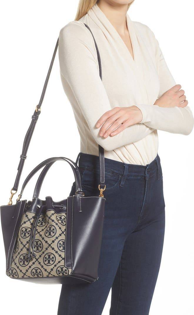 TORY BURCH MCGRAW DRAGONFLY IN MONOGRAM JACQUARD / Tory burch bucket สวยก่อนใคร ไม่ต้องพรีฯ กับกระเป๋าลายโมโนแกรมยอดฮิต ที่มาในรูปทรงดีไซน์ใหญ่ สวยเก๋ ไม่เหมือนใคร ไม่มีซ้ำ!! ใช้งานได้สะดวกด้วยหูจับในตัว และสายสะพายข้างเอามาปรับใช้สะพายได้ตามชอบ ด้านหน้าต