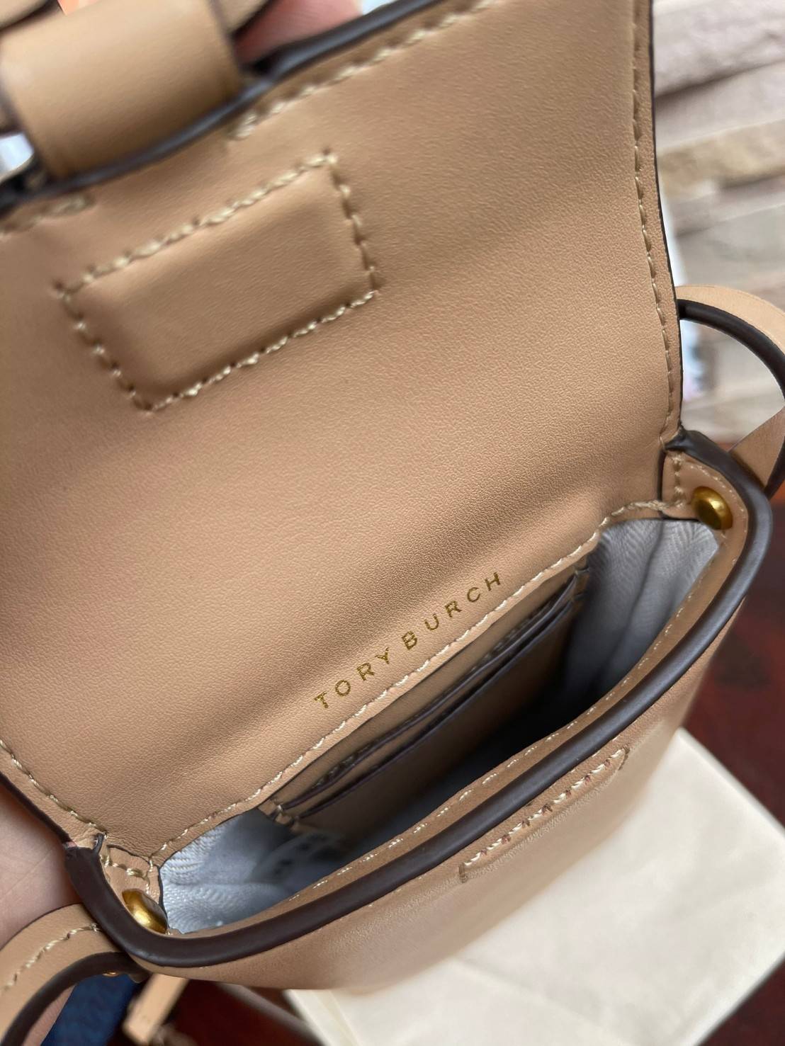 ของแท้ 💯% TORY BURCH MILLER METAL PHONE CROSSBODY อีกหนึ่งกระเป๋าใส่มือถือรุ่นฮิตที่เชื่อว่าหลาย ๆ คนต้องเคยเห็นผ่าน ๆ ตามาอย่างแน่นอน