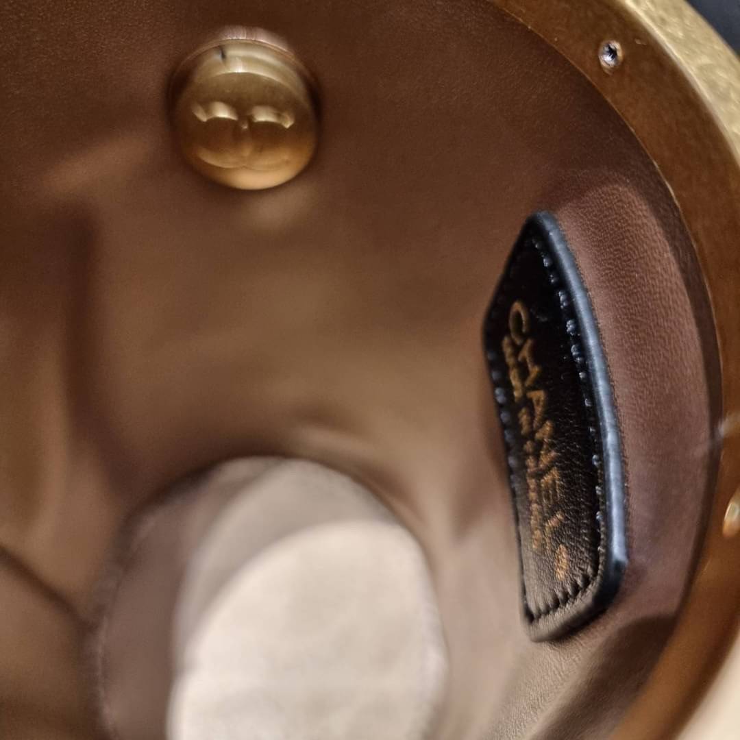 VIP 🥂 เซ็ทคือที่สุดของความคุ้ม CHANEL GIFT BOX SET สุดหรูชวนให้สะสม สุดยอดไอเท็มหายากพร้อมเสิร์ฟครบชุด สุดคุ้ม มาพร้อมกระเป๋าสะพายถึง 2 ใบ สุดหรูลิมิเต็ด หาไม่ได้ง่ายๆ ในคอลเลคชั่นภายในสีทอง และที่พิเศษยังมีน้ำหอมตัวท็อปมาให้อีก chanel no.5 ที่แสน