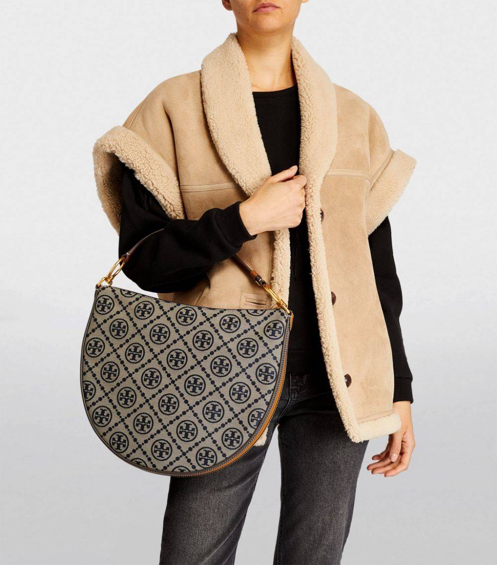 ใบใหญ่ 35cm Tory Burch T Monogram Medium Crescent Bag / TORY BURCH T MONOGRAM JACQUARD CRESCENT BAG ไซส์ใหญ่กับไอเท็มสุดร้อนแรง เซเลปรีวิวเยอะมาก!! สาวๆตามหากันไปอีก กระเป๋าทรง half moon ที่ดีไซน์บนผ้า jacquard ลวดลายซิกเนเจอร์ เรียบหรู ผู้ดีมากแม่!