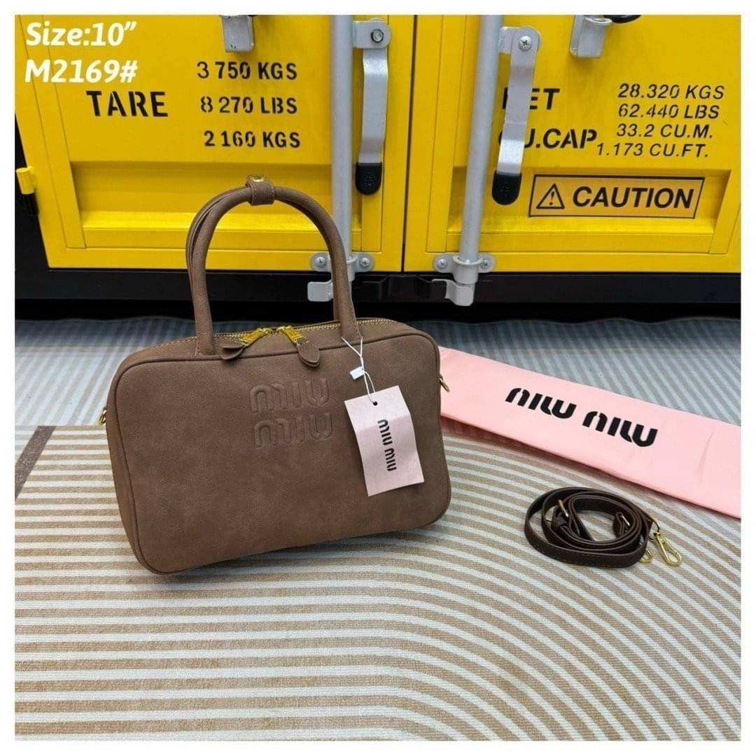 MIU MIU leather Beau bag 25cm กระเป๋าถือทรงบอสตัน ขนาดกำลังสวยพกพาง่าย สะดวกใช้งาน ซิปรอบเปิดได้กว้างๆ ดีไซน์เรียบแต่มากมีอยู่จริง สวยดูแพง