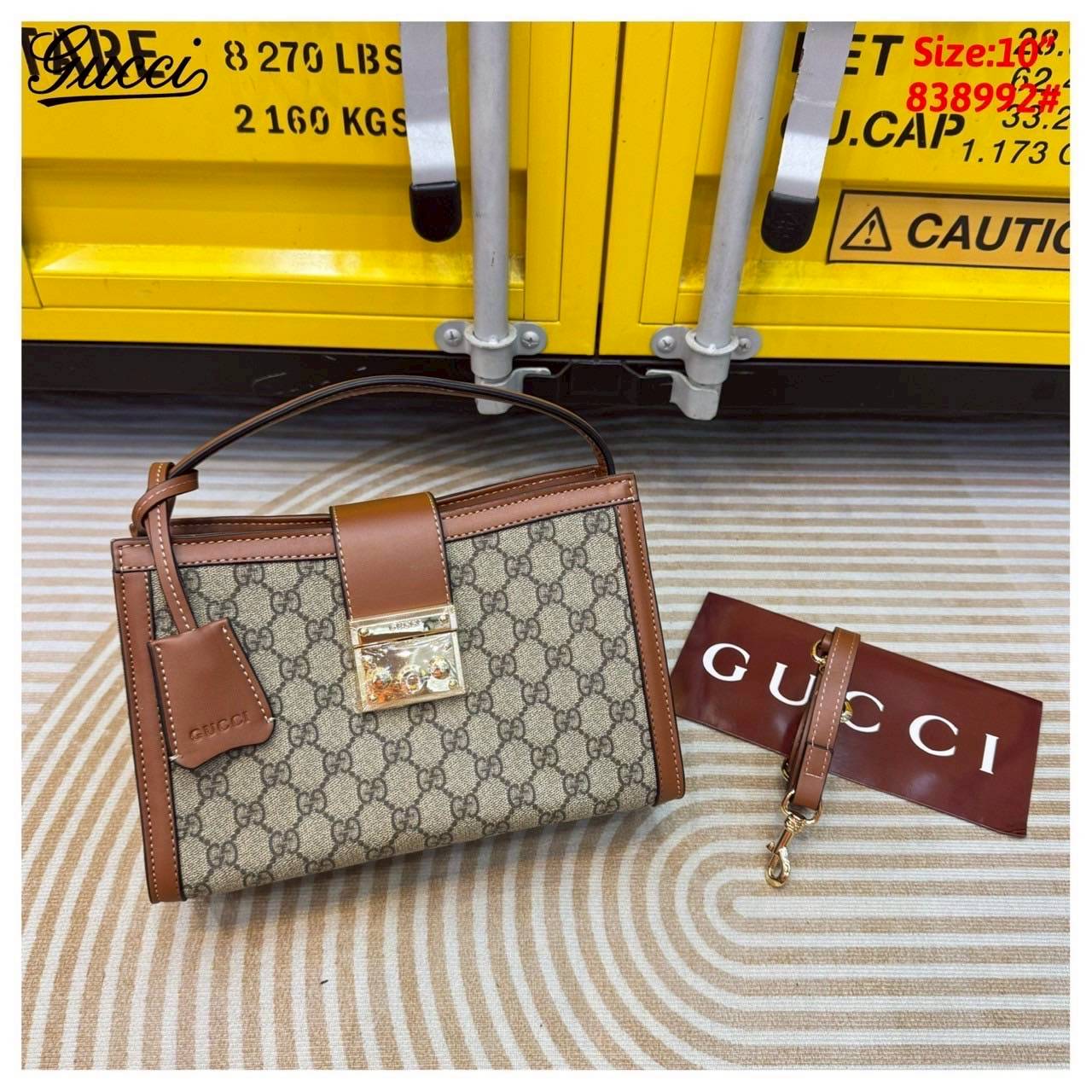 Gucci Padlock medium top handle bag กระเป๋าสะพายใบเล็กพร้อมหูจับ สวยผู้ดี ทรงตั้งใช้งานง่าย วัสดุหนังแคนวาส ปากกระเป๋ามีแถบหนังคาดและอะไหล่กดล็อค