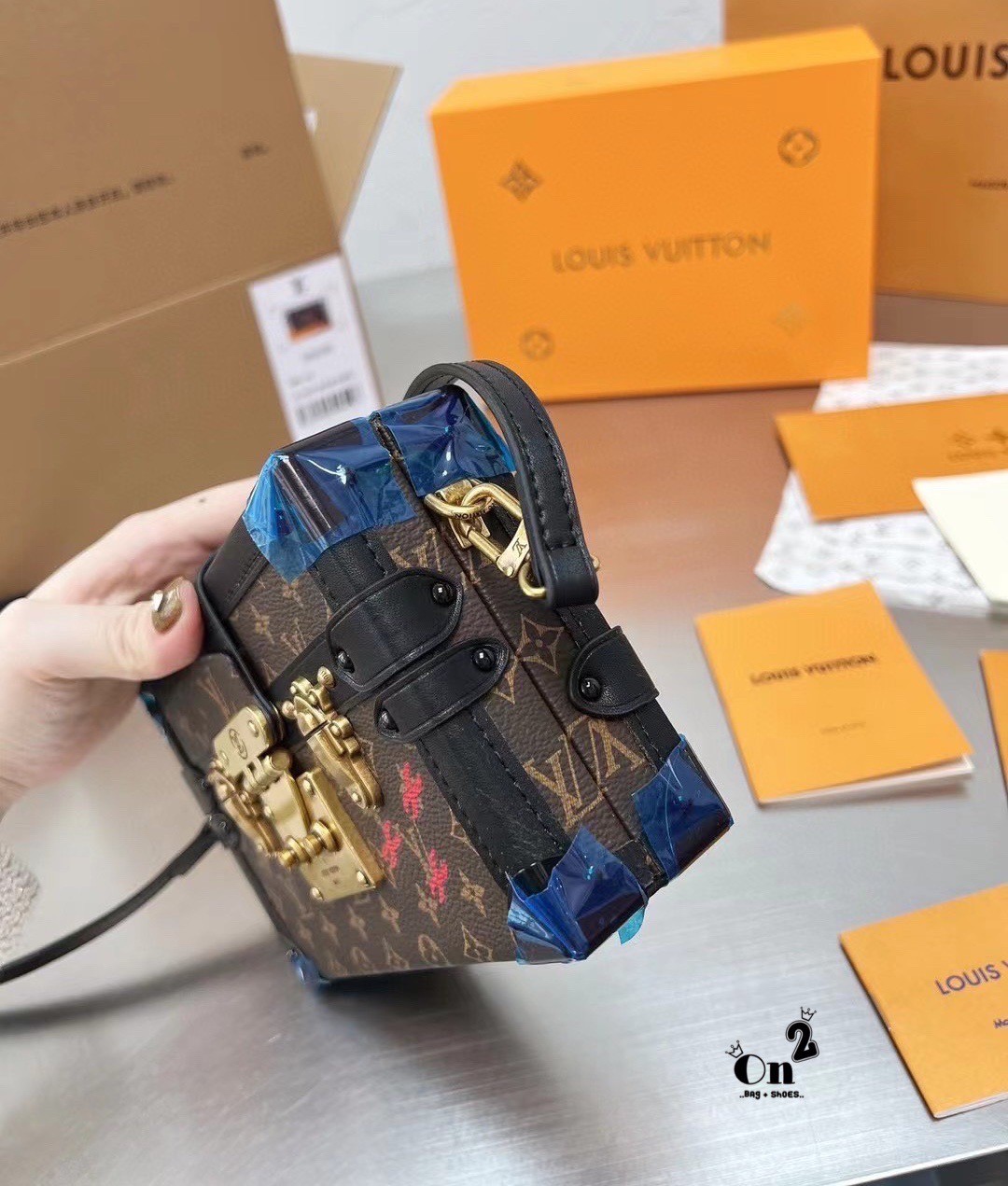 Louis vuitton trunk monogram / LV TRUNK CLUTCH 8" vip mirror ภาพถ่ายจากงานขายจริง กระเป๋าสะพายลายโมโนแกรมทรงกล่อง เปิดได้รอบ งานสวยเป๊ะมากค่ะ สวยรุ่นนี้ดาราใช้กันเยอะผู้หญิงสะพายได้ ผู้ชายสะพายดี ใครรออยู่รอบนี้ห้ามพลาดน้า