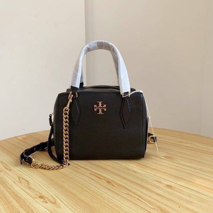 TORY BURCH KIRA PEBBLED SATCHEL BAG รุ่น 74650 กระเป๋าสะพาย Crossbody หนัง togo อะไหล่ทอง ทรงสวยสุดฮิต เป็นรูปทรงใหม่ มาแรงที่สุดในตอนนี้!! สัมผัสนุ่มมือ ตั้งอยู่ทรง ออกแบบเก๋ไก๋ สามารถปรับใช้ได้ 2 แบบ ไม่เหมือนใคร เปิดปิดด้วยซิป ภายในบุผ้าอย่างดี ช่องหลั