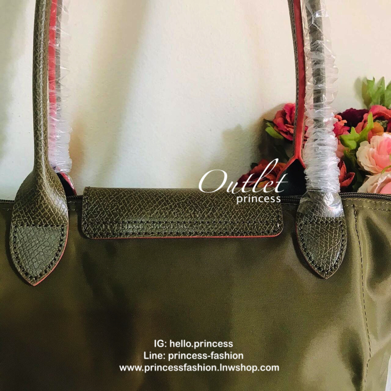 Size : M Longchamp Le Pliage Club Tote Bag กระเป๋าสะพายรุ่นยอดนิยม วัสดุเนื้อผ้า Nylon Canvas เคลือบกันนำ้ ตัดด้วยหนังแท้ น้ำหนักเบา ดีไซน์เรียบง่ายแต่เต็มไปด้วยความคลาสสิก เป็นที่ชื่นชอบไปทั่วโลก Longchamp ปรับโฉม LE PLIAGE ด้วยการปักลายรูปม้า-ตราสัญลักษ