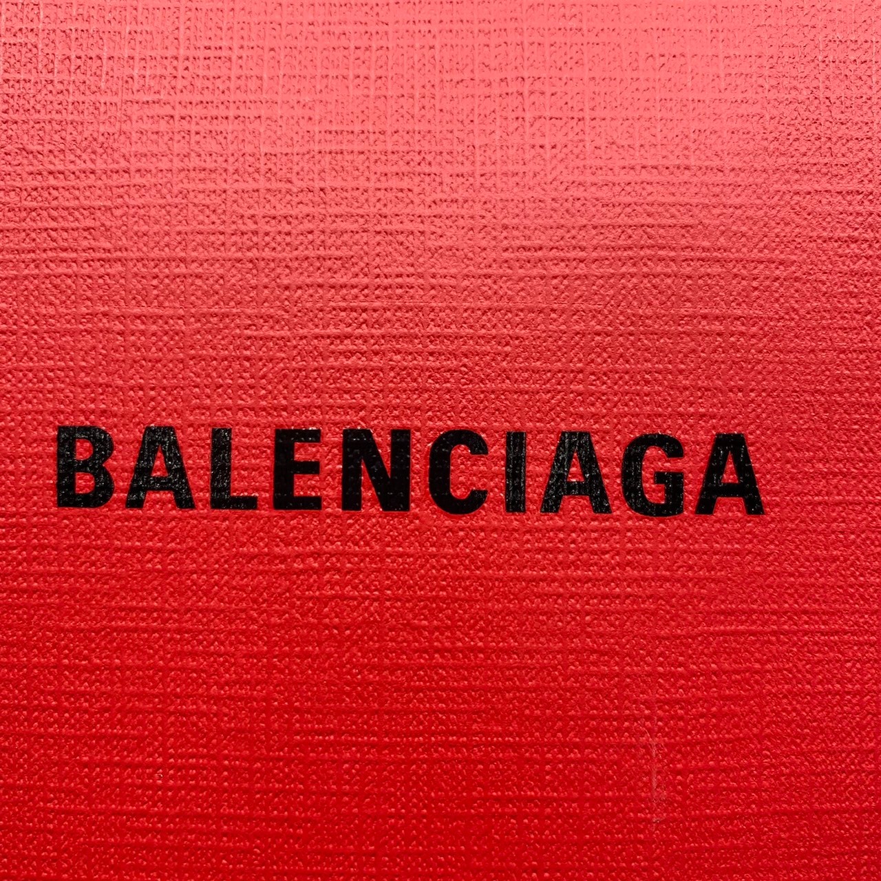 หนังแท้ BALENCIAGA Shopping Phone Pouch leather tote พกกระเป๋าช้อปปิ้งขนาดมินิ ไปทุกที่ในฤดูกาลนี้ ดีไซน์ที่ใช้ได้ทุกวันตั้งแต่หนังแบบมีเท็กซ์เจอร์ ภาพสินค้าถ่ายจากงานขายจริง ใช้งานต่างประเทศได้