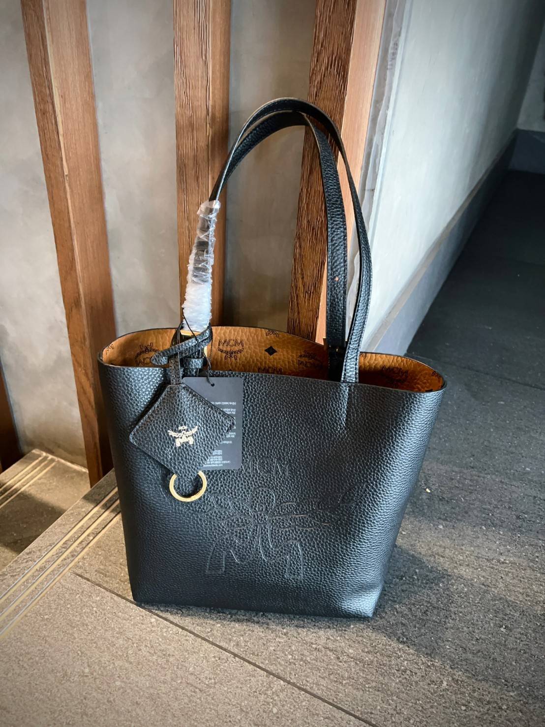 M.C.M HIMMEL SHOPPER IN EMBOSSED LOGO LEATHER กระเป๋าทรงโท้ทรุ่นใหม่ เกรดออริ สลับแท้ 1:1 ใช้งานต่างประเทศได้