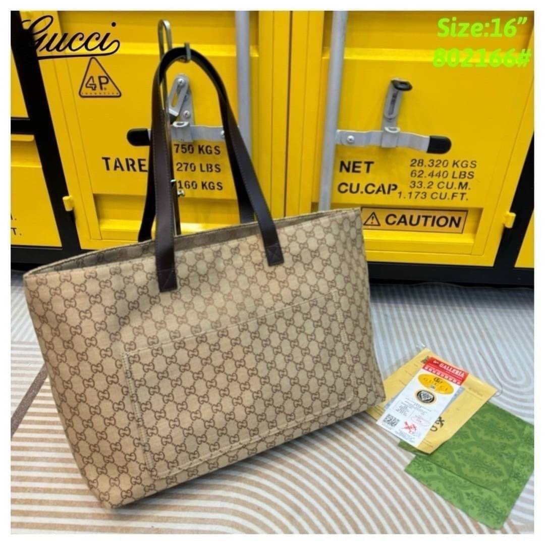 GUCCI Large GG tote bag กระเป๋าสะพายทรงโท้ทใบใหญ่จุใจ ไอเท็มซิกเนเจอร์ชคอลใหม่ ต้อนรับ Fall Winter ใช้ได้ทั้งชายหญิง ด้วยกลิ่นอายสไตล์สปอร์ต