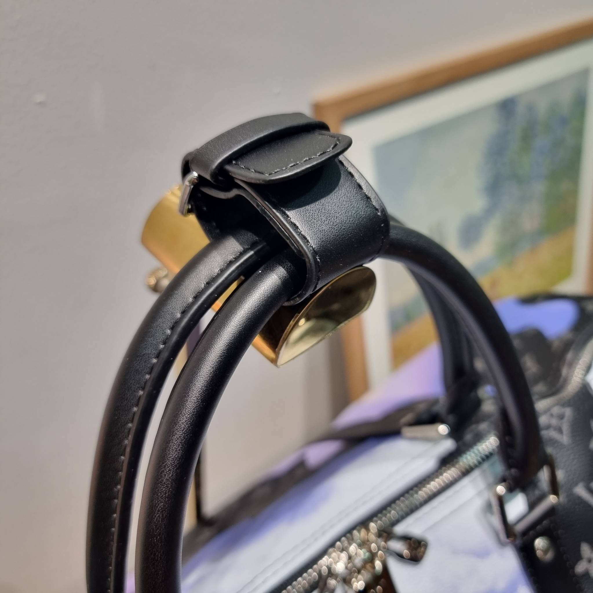 LV KEEPALL 45B BAG กระเป๋าเดินทางสุดคลาสสิค KEEPALL BANDOULIERE MONOGRAM ECLIPSE REVERSE MULTICOLOR สะท้อนแรงบันดาลใจจากคอลเล็คชั่น “Room with a View” สำหรับสิ้นปี 2022 ทึ่ใครๆก็เฝ้ารอ ไอเท็มที่จะทำให้การเดินทางไม่ธรรมดาอีกต่อไป ด้วยดีเทลความเป็นเอกลักษณ์