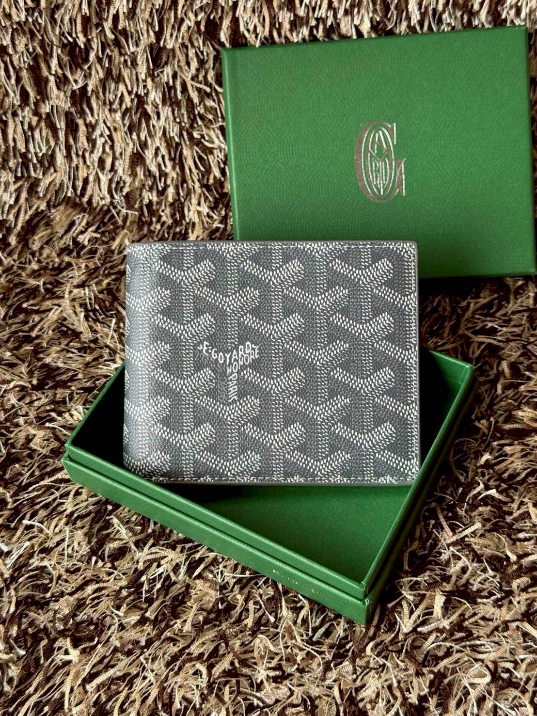 ORI หนังแท้ | Goyard Victoire Wallet กระเป๋าสตางค์ Victoire ขนาดกะทัดรัดและเหมาะสําหรับการจัดสำหรับการ์ดและธนบัตร ลวดลายสุดคลาสสิคของกระเป๋าเป็นเอกลักษณ์ที่ทุกคนจดจำได้